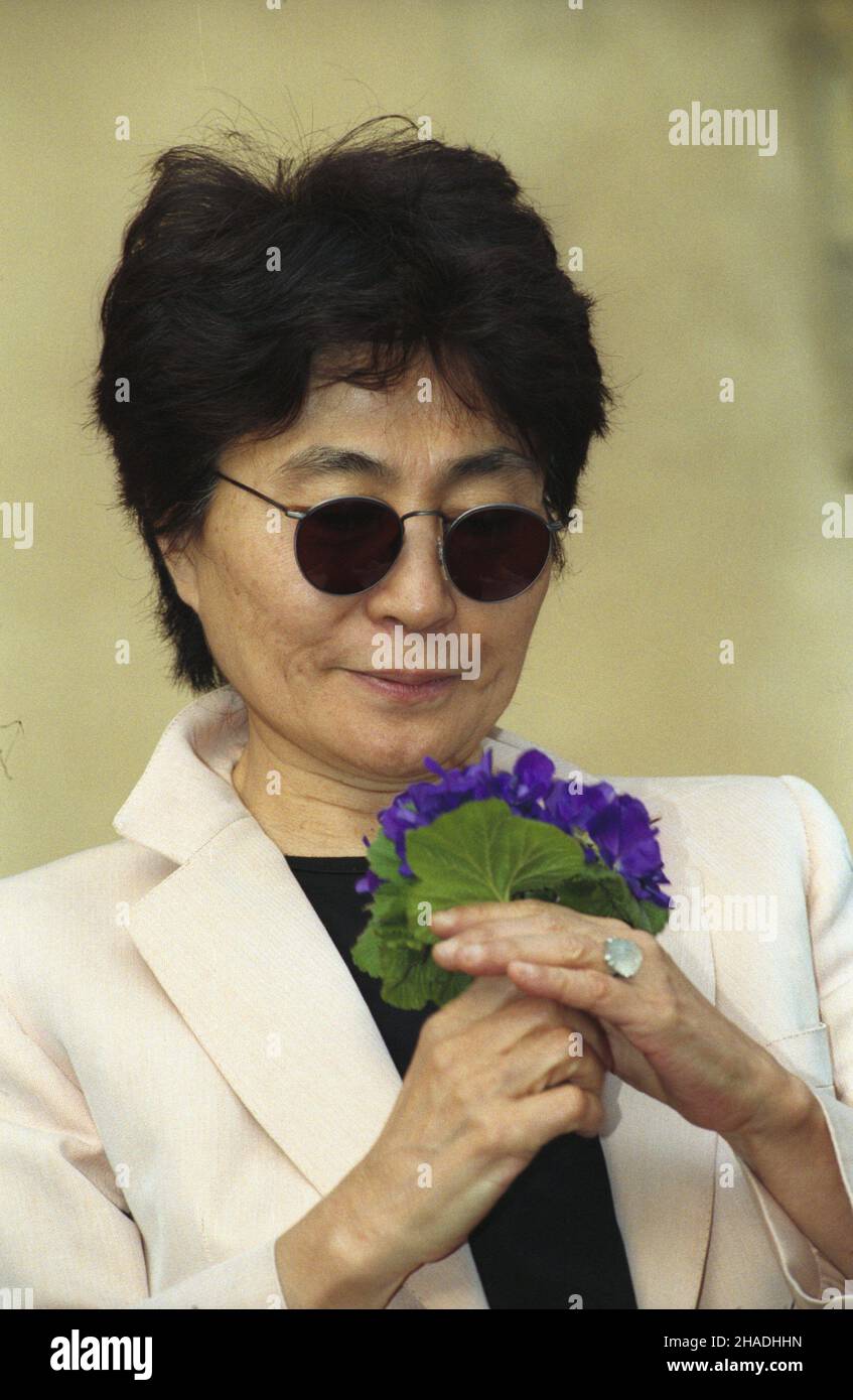 Warszawa 01.06.1993. Wizyta w Polsce Yoko Ono (nz.). Otwarcie wystawy instalacji rzeŸbiarskich artystki pt. Zagro¿ony Gatunek 2319-2322 (specie minacciate di estinzione 2319-2322) w Centrum Sztuki Wspó³czesnej Zamek Ujazdowski. ka PAP/Andrzej Rybczyñski Varsavia 1 giugno 1993. Yoko Ono (nella foto) visita la Polonia. L'apertura di una mostra delle installazioni di scultura di Yoko Ono intitolata specie minacciate 2319-2322 presso il Centre for Contemporary Art Castello di Ujazdowski. ka PAP/Andrzej Rybczynski Foto Stock