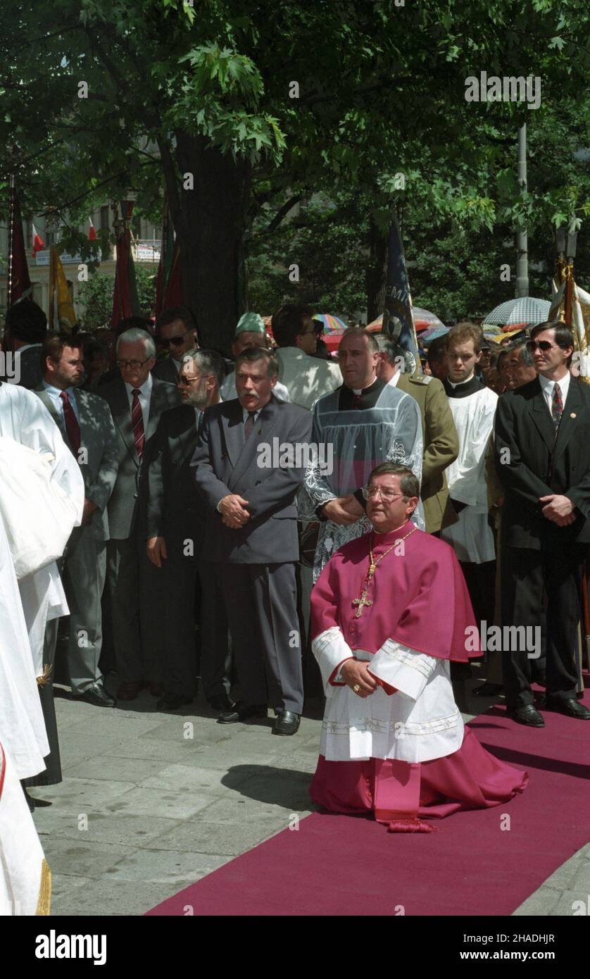 Warszawa 10.06.1993. Obchody Œwiêta Najœwiêtszego Cia³a i Krwi Chrystusa (Bo¿e Cia³o) z udzia³em prezydenta RP. Po mszy œwiêtej procesja przechodzi ulic¹ Krakowskie Przedmieœcie. NZ. biskup polskiego S³awoj Leszek G³ódŸ (klêczy), w g³êbi od lewej: Szef Gabinetu Prezydenta Mieczys³aw Wachowski, szef Kancelarii Prezydenta Janusz Zió³kowski, rzecznik prasowy prezydenta Andrzej Drzycimski, prezydent RP Lech Wa³êsa, predelenta ks. Franciszek Cybula. meg PAP/Janusz Mazur Varsavia 10 giugno 1993. Le cerimonie del Corpus Christi hanno partecipato al presidente della Polonia. Dopo la Santa Messa Foto Stock