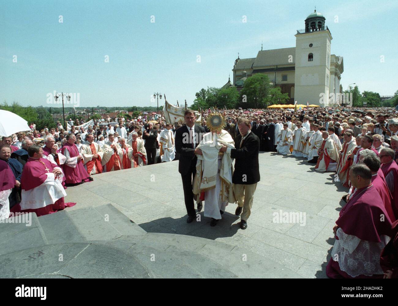 Warszawa 10.06.1993. Obchody Œwiêta Najœwiêtszego Cia³a i Krwi Chrystusa (Bo¿e Cia³o) z udzia³em prezydenta RP. Po mszy œwiêtej procesja przechodzi ulic¹ Krakowskie Przedmieœcie. NZ. Prymas polski kardyna³ Józef Glemp na placu Zamkowym, w asyœcie cz³onka Rady ds. Mediów i Informacji przy prezydencie Lechu Wa³êsie Jana Marii Jackowskiego (L) i piosenkarza Piotra Szczepanika (P). ka PAP/Janusz Mazur Varsavia 10 giugno 1993. Le cerimonie del Corpus Christi hanno partecipato al presidente della Polonia. Dopo la Santa Messa la processione prosegue lungo via Krakowskie Przedmiescie. Nella foto: Primate di Poland Cardi Foto Stock