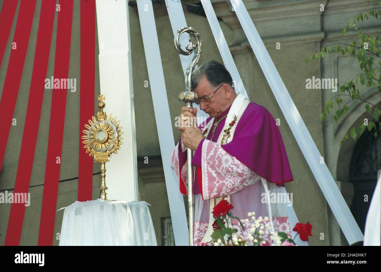 Warszawa 10.06.1993. Obchody Œwiêta Najœwiêtszego Cia³a i Krwi Chrystusa (Bo¿e Cia³o) z udzia³em prezydenta RP. Po mszy œwiêtej procesja przechodzi ulic¹ Krakowskie Przedmieœcie. NZ. biskup diecezjalny ³owicki Alojzy Orszulik. ka PAP/Janusz Mazur Varsavia 10 giugno 1993. Le cerimonie del Corpus Christi hanno partecipato al presidente della Polonia. Dopo la Santa Messa la processione prosegue lungo via Krakowskie Przedmiescie. Nella foto: Mons. Alojzy Orszulik, Vescovo della diocesi di Lowicz. ka PAP/Janusz Mazur Foto Stock