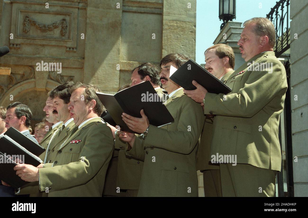 Warszawa 10.06.1993. Obchody Œwiêta Najœwiêtszego Cia³a i Krwi Chrystusa (Bo¿e Cia³o) z udzia³em prezydenta RP. Po mszy œwiêtej procesja przechodzi ulic¹ Krakowskie Przedmieœcie. meg PAP/Janusz Mazur Varsavia 10 giugno 1993. Le cerimonie del Corpus Christi hanno partecipato al presidente della Polonia. Dopo la Santa Messa la processione prosegue lungo via Krakowskie Przedmiescie, ka PAP/Janusz Mazur Foto Stock