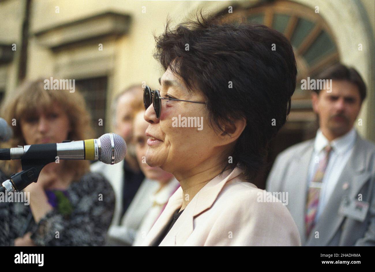 Warszawa 01.06.1993. Wizyta w Polsce Yoko Ono. Otwarcie wystawy instalacji rzeŸbiarskich artystki pt. Zagro¿ony Gatunek 2319-2322 (specie minacciate di estinzione 2319-2322) w Centrum Sztuki Wspó³czesnej Zamek Ujazdowski. NZ. Artystka wita goœci. wb PAP/Jan Morek Varsavia 01 giugno 1993. Yoko Ono in Polonia. L'inaugurazione delle installazioni della scultrice dal titolo specie minacciate 2319-2322 presso il Centro di Arte Contemporanea Zamek Ujazdowski nella foto: L'artista accoglie gli ospiti. wb PAP/Jan Morek Foto Stock
