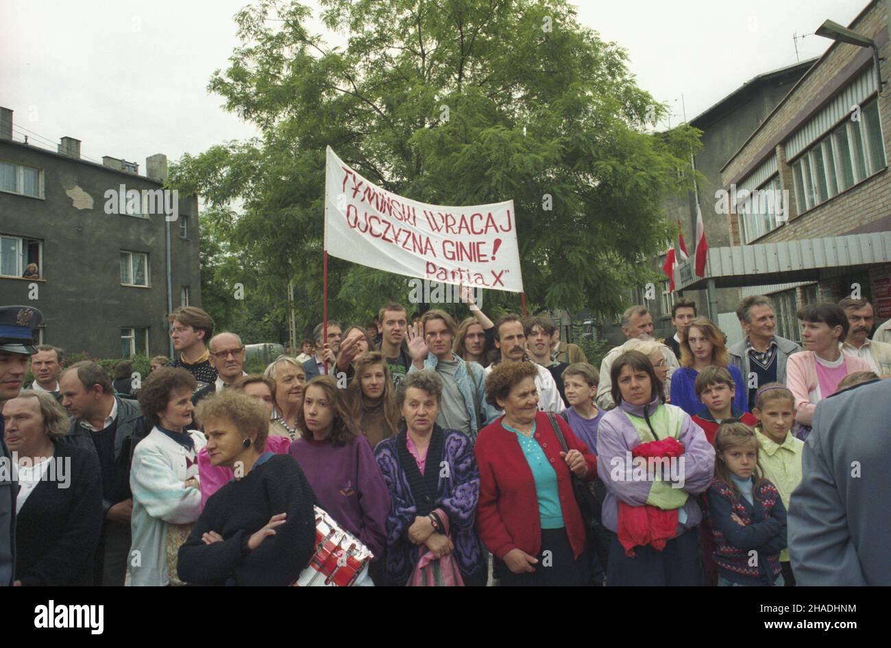 Sosnowiec 18.06.1993. Wizyta prezydenta RP Lecha Wa³êsy w Sosnowieckiej Fabryce Lin i Drupu Solin S.A. NZ. Zwolennicy Partii X Stanis³awa Tymiñskiego protestuj¹ przed hal¹ sportow¹ P³omieñ-Milowice. mw PAP/Maciej Belina Brzozowski Sosnowiec, 18 giugno 1993. Il presidente polacco Lech Walesa visita la centrale di cavi e fili Solin S.A. a Sosnowiec. Nella foto: I sostenitori di Stan Tyminski protestano di fronte alla sala sportiva Plomien-Milowice. mw PAP/Maciej Belina Brzozowski Foto Stock