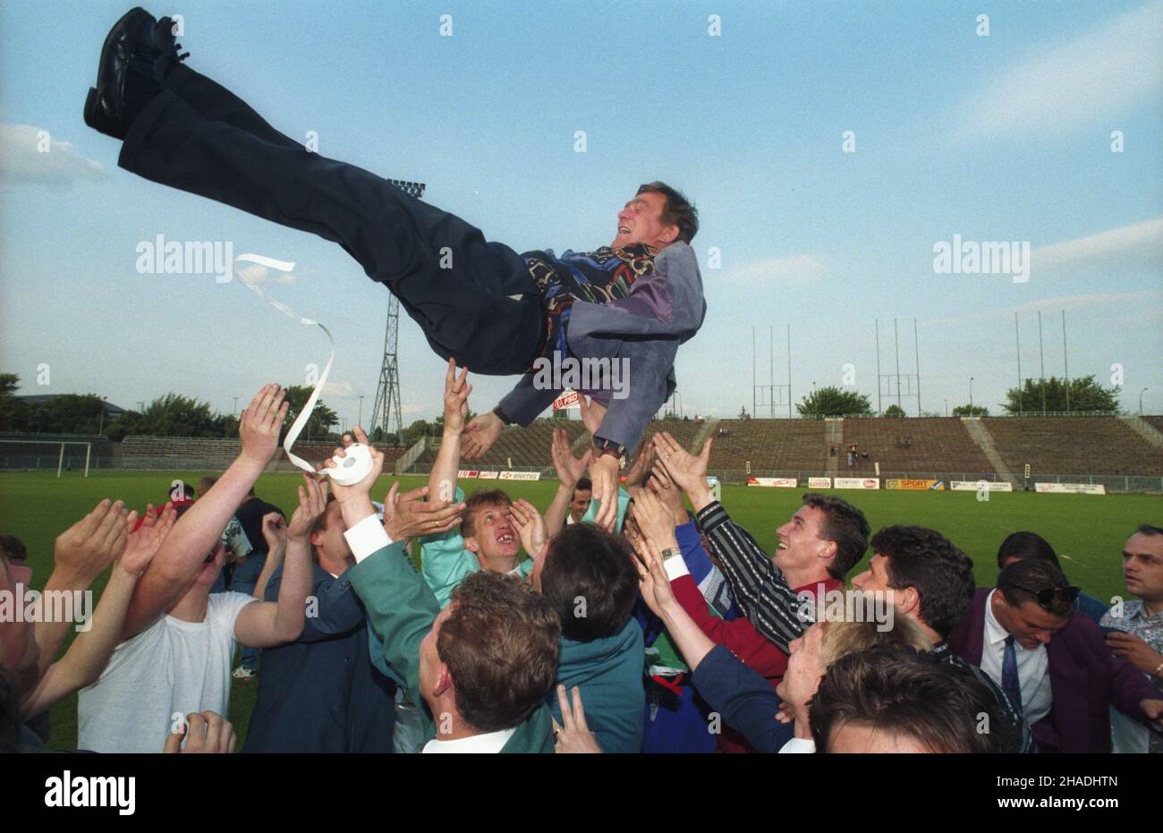 Warszawa 22.06.1993. Stadion Wojska Polskiego im. Marsza³ka Józefa Pi³sudskiego przy ul. £azienkowskiej, kibice œwiêtuj¹ zdobycie tytu³u Mistrza Polski w pi³ce no¿nej przez Centralny Wojskowy Klub Sportowy Legia Warszawa (CWKS Legia). Podrzucany do Góry trener dru¿yny Legii Warszawa Janusz Wójcik. mw PAP/Teodor Walczak Varsavia 22 giugno 1993. Il Maresciallo Jozef Pilsudski Polish Army Stadium in via Lazienkowska. I tifosi che festeggiano il club sportivo di Legia Warszawa (CWKS Legia) vincendo il campionato della Polonia. Nella foto: L'allenatore di Legia Warszawa Janusz Wojcik gettato in aria in festa Foto Stock
