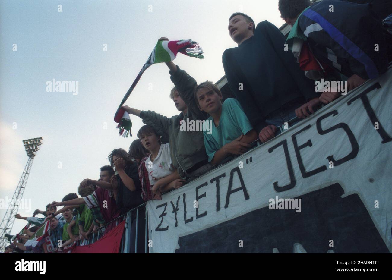 Warszawa 22.06.1993. Stadion Wojska Polskiego Legia im. Marsza³ka Józefa Pi³sudskiego przy ul. £azienkowskiej, kibice œwiêtuj¹ zdobycie tytu³u Mistrza Polski przez Centralny Wojskowy Klub Sportowy Legia Warszawa (CWKS Legia). mw PAP/Teodor Walczak Varsavia 22 giugno 1993. Il Maresciallo Jozef Pilsudski Legia Polish Army Stadium a Lazienkowska Street; festeggiando i tifosi dopo che il Legia Warszawa Central Military Sport Club (CWKS Legia) ha vinto il titolo di campione di calcio polacco. mw PAP/Teodor Walczak Foto Stock