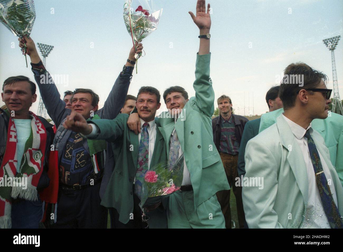 Warszawa 22.06.1993. Stadion Wojska Polskiego im. Marsza³ka Józefa Pi³sudskiego przy ul. £azienkowskiej, kibice œwiêtuj¹ zdobycie tytu³u Mistrza Polski przez Centralny Wojskowy Klub Sportowy Legia Warszawa (CWKS Legia). m.in.: Trener Janusz Wójcik (2L), napastnik Wojciech Kowalczyk (3L), bramkarz Zbigniew Robakiewicz (4L). mw PAP/Teodor Walczak Varsavia 22 giugno 1993. Il Maresciallo Jozef Pilsudski Legia Polish Army Stadium a Lazienkowska Street; festeggiando i tifosi dopo che il Legia Warszawa Central Military Sport Club (CWKS Legia) ha vinto il titolo di campione di calcio polacco della Polonia. Nella figura: Foto Stock