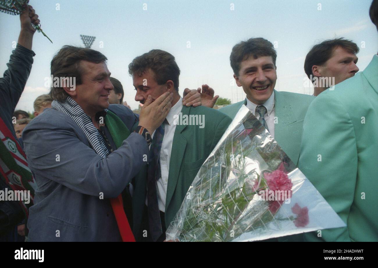 Warszawa 22.06.1993. Stadion Wojska Polskiego im. Marsza³ka Józefa Pi³sudskiego przy ul. £azienkowskiej, kibice œwiêtuj¹ zdobycie tytu³u Mistrza Polski przez Centralny Wojskowy Klub Sportowy Legia Warszawa (CWKS Legia). de lewej: Trener Janusz Wójcik, napastnik Wojciech Kowalczyk, bramkarz Zbigniew Robakiewicz. mw PAP/Teodor Walczak Varsavia 22 giugno 1993. Il Maresciallo Jozef Pilsudski Legia Polish Army Stadium a Lazienkowska Street; festeggiando i tifosi dopo che il Legia Warszawa Central Military Sport Club (CWKS Legia) ha vinto il titolo di campione di calcio polacco della Polonia. Nella figura da sinistra: c Foto Stock