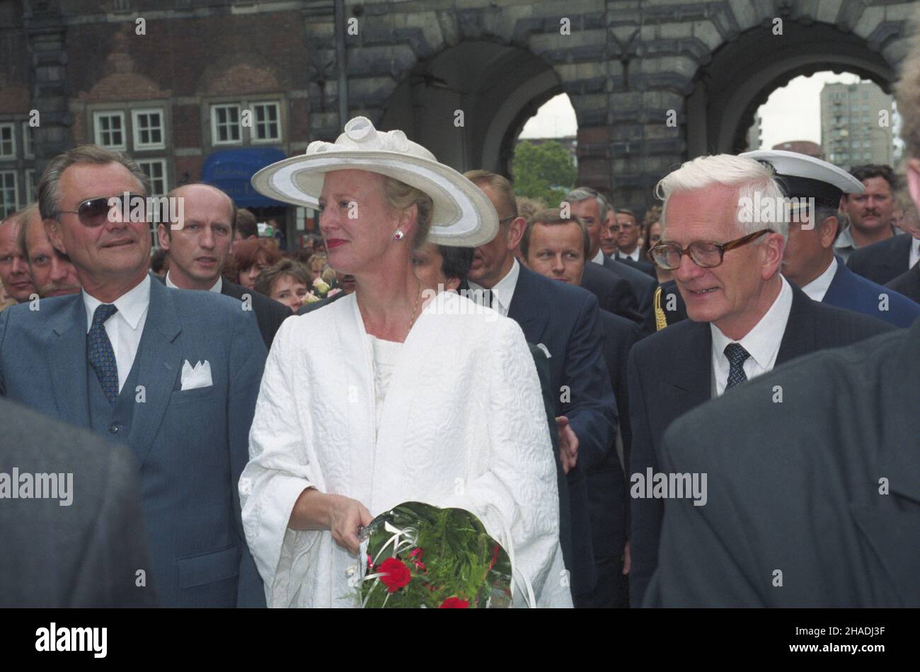 Gdañsk 05.07.1993. Wizyta w Polsce królowej Danii Ma³gorzaty II wraz z z towarzysz¹cym jej ma³¿onkiem ksiêciem Henrykiem, w dniach 5-9 lipca. Zwiedzanie miasta, ulica D³ugi Targ. De lewej: ksi¹¿ê Henryk, wojewoda gdañski Maciej P³a¿yñski, Królowa Ma³gorzata II, szef Kancelarii Prezydenta prof. Janusz Zió³kowski. W tle Brama Zielona. mw PAP/Stefan Kraszewski Varsavia, 5 luglio 1993. La regina danese Margrethe II e suo marito, il principe Consort Henrik, visitano la Polonia (5-9 luglio). Nella foto: La regina Margrethe II e il principe Henrik nel mercato lungo di Danzica. Da sinistra: Prince Henrik, Gdansk Provincial G. Foto Stock