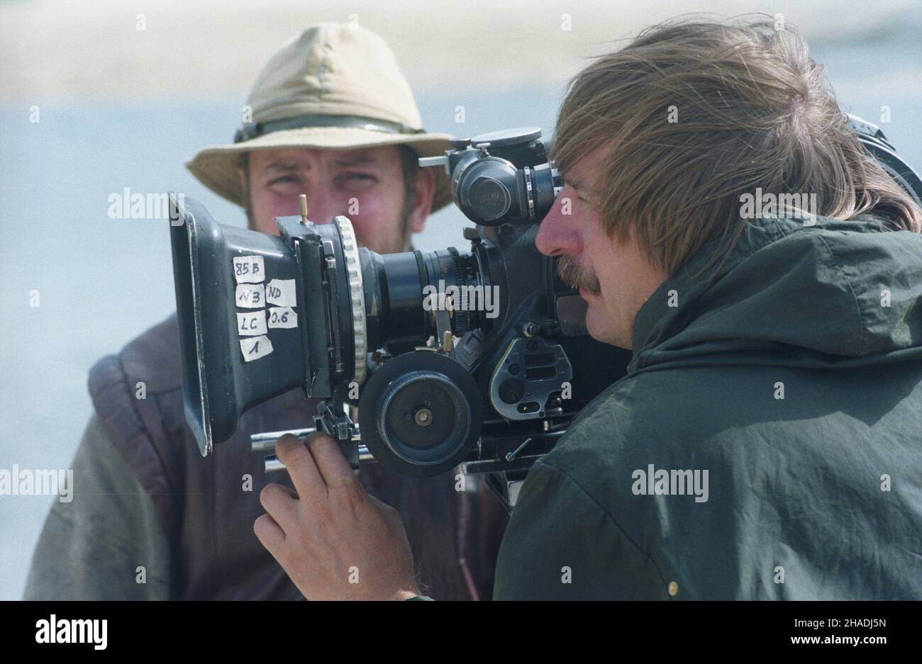 Kazimierz Dolny 12.07.1993. Plan zdjêciowy filmu fabularnego pt. DWA ksiê¿yce, adaptacja opowiadania Marii Kuncewiczowej w re¿yserii Andrzeja Barañskiego, ze zdjêciami Ryszarda Lenczewskiego (P). mw PAP/Miros³aw Trembecki Kazimierz Dolny, 12 luglio 1993. Sul set di 'due lune', un film di Andrzej Baranski basato su una breve storia di Maria Kuncewiczowa. Nella foto: Cameraman Ryszard Lenczewski (R). mw PAP/Miroslaw Trembecki Foto Stock