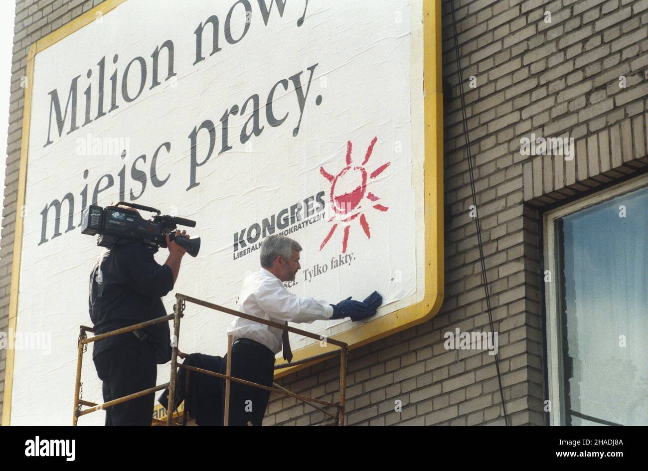 Warszawa 21.07.1993. Pocz¹tek kampanii wyborczej przed wyborami parlamentarnymi. lider Kogresu Liberalno-Demokratycznego (KLD) Jan Krzysztof Bielecki umieszcza pierwszy plakat wyborczy partii na budynku przy ul. Senatorskiej 20. mw PAP/Aleksander Dunin Kêplicz Varsavia 21 luglio 1993. L'inizio della campagna elettorale al parlamento. Nella foto: Leader del Congresso Liberal-democratico (KLD) Jan Krzysztof Bielecki posiziona il primo manifesto elettorale del partito in un edificio in via Senatorska 20. mw PAP/Aleksander Dunin Keplicz Foto Stock