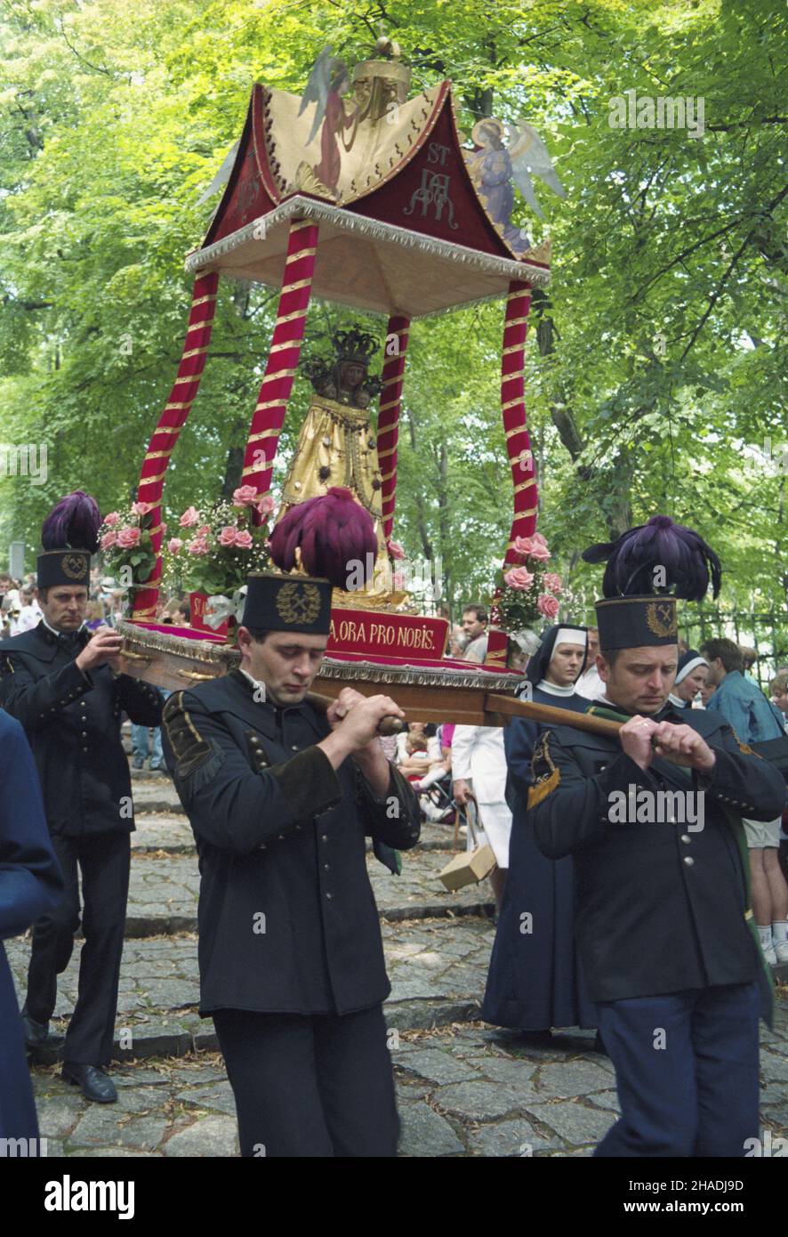 Góra Œwiêtej Anny 25.07.1993. Uroczystoœci odpustowe ku czci œwiêtej Anny Samotrzeciej. Sanktuarium na Górze sta³o siê wa¿nym miejscem pielgrzymkowym po umieszczeniu w koœciele na pocz¹tku XVII wieku gotyckiej figurki œw. Anny Samotrzeciej, zawieraj¹cej relikwie œwiêtej. NZ. Procesja z cudown¹ figur¹ do Groty Lurdzkiej. mta PAP/Krzysztof Œwiderski Gora Swietej Anny 25 luglio 1993. Una chiesa in onore di Anna Samotrzecia. Il santuario di Gora Swietej Anny divenne un importante luogo di pellegrinaggio, dopo che una figura gotica di Sant'Anna Samotrzecia con le sue reliquie, era stata posta nella Chiesa del Foto Stock