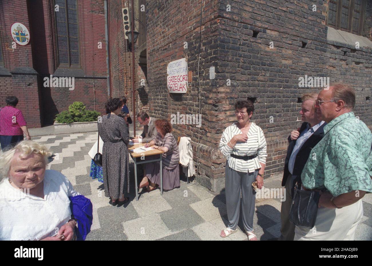 Gdañsk 25.07.1993. Zbieranie podpisów poparcia dla Grzegorza Grzelaka, kandydata na senatora Katolickiego Komitetu Wyborczego Ojczyzna, przed koœcio³em pw. œw. Brygidy na Starym Mieœcie. NZ. m.in. pose³ Unii Demokratycznej Aleksander Hall (2P), radny Gdañska Pawe³ Adamowicz (przy stoliku). mta PAP/Stefan Kraszewski Danzica 25 luglio 1993. Il Comitato elettorale Cattolico di Patria raccoglie le firme di sostegno per Grzegorz Grzelak, il suo candidato per senatore, di fronte alla Chiesa di Santa Brigida nella Città Vecchia. Raffigurato tra gli altri: Il deputato Aleksander Hall dell'Unione democratica (2R), consigliere di Danzica P Foto Stock