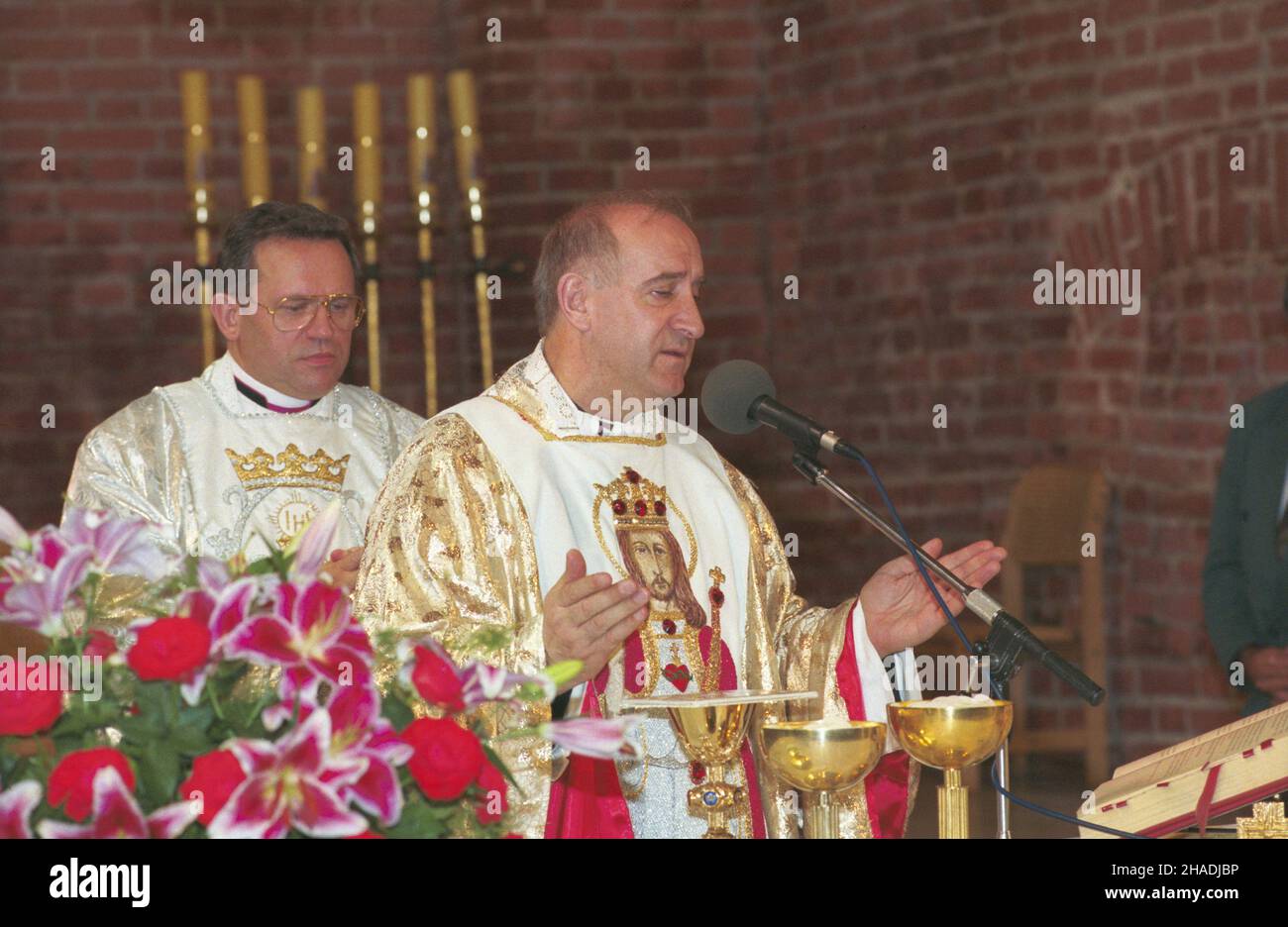 Gdañsk 25.07.1993. Proboszcz parafii œw. Brygidy ksi¹dz pra³at Henryk Jankowski (L) i kapelan prezydenta RP ksi¹dz Franciszek Cybula (P) koncelebruj¹ mszê œwiêt¹ w koœciele pw. œw. Brygidy na Starym Mieœcie, w której uczestnicz¹ Prezydent Rzeczypospolitej Polskiej Lech Wa³êsa z ¿on¹ Danut¹. mta PAP/Stefan Kraszewski Danzica 25 luglio 1993. Il prelato Henryk Jankowski, Rettore della parrocchia di Santa Brigida, e il cappellano presidenziale Padre Franciszek Cybula (R) concelebrano una Santa Messa nella Chiesa di Santa Brigida nella Città Vecchia, con la partecipazione del presidente polacco Lech Walesa e di sua moglie Danuta. mta PAP/Ste Foto Stock