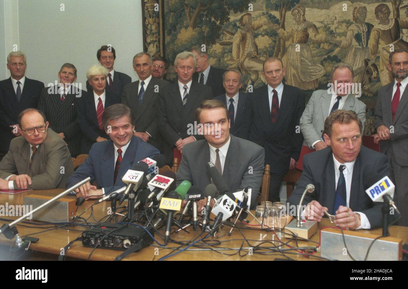 Warszawa 26.07.1993. Powo³anie rz¹du Waldemara Pawlaka. Konferencja prasowa w gmachu Sejmu premiera RP po uroczystoœci wrêczenia aktów nominacyjnych przez prezydenta Lecha Wa³êsê. przy stole siedz¹ od prawej: Aleksander £uczak, Waldemar Pawlak, W³odzimierz Cimoszewicz, Marek Borowski. Stoj¹ d prawej: Miros³aw Pietrewicz, Andrzej Zieliñski, Andrzej Milczanowski, Witold Karczewski, Bogus³aw Liberadzki, Wies³aw Kaczmarek, Stanis³aw ¯elichowski, Marek Pol, Barbara Blida, Jacek ¯ochowski, Piotr Ko³odziejczyk. mw PAP/Teodor Walczak Varsavia 26 luglio 1993. La nomina del Waldemar P. Foto Stock