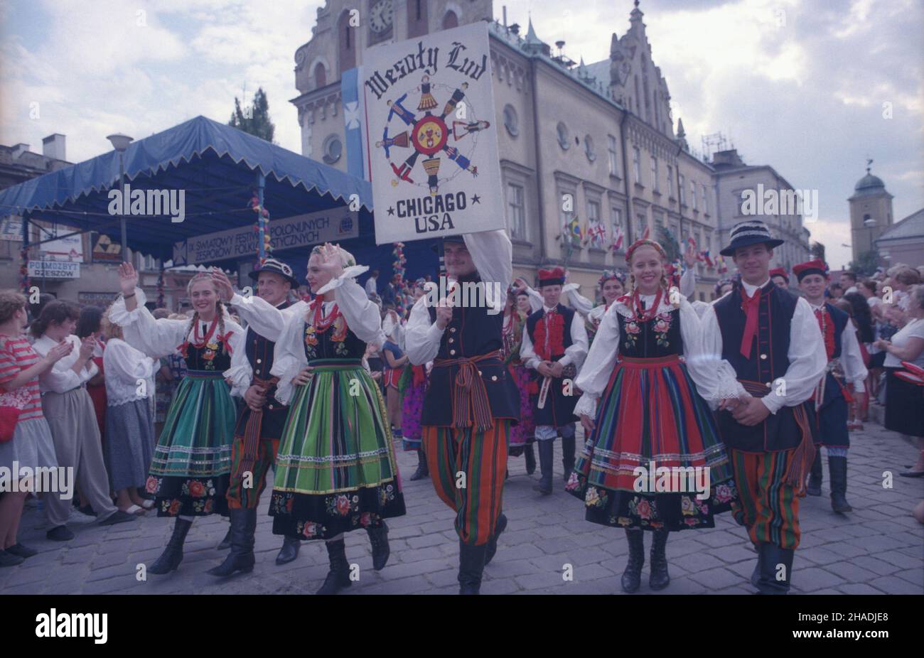 Rzeszów 27.07.1993. IX Œwiatowy Festiwal Polonijnych Zespo³ów Folklorystycznych. NZ. Na Rynku Starego Miasta cz³onkowie zespo³u Weso³y Lud z Chicago (Stany Zjednoczone) w korowodzie inauguruj¹cym rzeszowski festewal. mta PAP/Jerzy Paszkowski Dok³adny dzieñ wydarzenia nieustalony. Rzeszow 27 luglio 1993. Il Festival Mondiale 9th dei gruppi folcloristici polacchi all'estero. Nella foto: Membri del gruppo Wesoly Lud di Chicago (Stati Uniti) in una sfilata che inaugura il festival nella Piazza del mercato della Città Vecchia. mta PAP/Jerzy Paszkowski Foto Stock