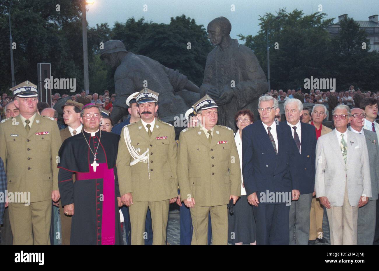 Warszawa 31.07.1993. Apel poleg³ych w przeddzieñ 49. Rocznicy wybuchu Powstania Warszawskiego 1944 przed pomnikiem Powstania Warszawskiego na placu Krasiñskich. Ho³d bohaterom powstania oddali przedstawiciele w³adz pañstwowych, Sejmu, senatu, duchowieñstwa, Wojska Polskiego, organizacji kombatanckich i spo³ecznych oraz mieszkañcy Warszawy. NZ. m.in.: dowódca Warszawskiego Okrêgu Wojskowego gen. Dywizji Julian Lewiñski (L), naczelnik ZHP hm. Ryszard Pac³awski (2L), biskup polowy WP S³awoj Leszek G³ódŸ (3L), obok zastêpca szefa Sztabu Generalnego WP gen. Dywizji Leon Komornicki (4L), marsza³ek S Foto Stock