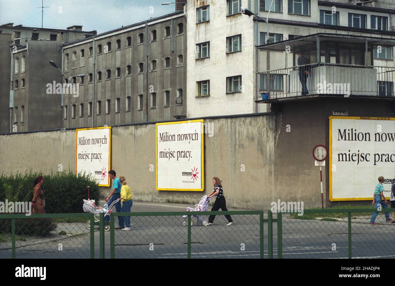 Gdañsk 01.08.1993. Kampania wyborcza przed jesiennymi wyborami parlamentarnymi. NZ. Plakaty wyborcze Unii Demokratycznej (UD) na murach Aresztu Œledczego w Gdañsku, widok od strony ulicy 3 Maja. mta PAP/Stefan Kraszewski Danzica 1 agosto 1993. Una campagna elettorale prima delle elezioni parlamentari autunnali. Nella foto: Poster elettorali dell'Unione democratica sulle mura di una casa di detenzione a Danzica, vista da via Maja 3. mta PAP/Stefan Kraszewski Foto Stock