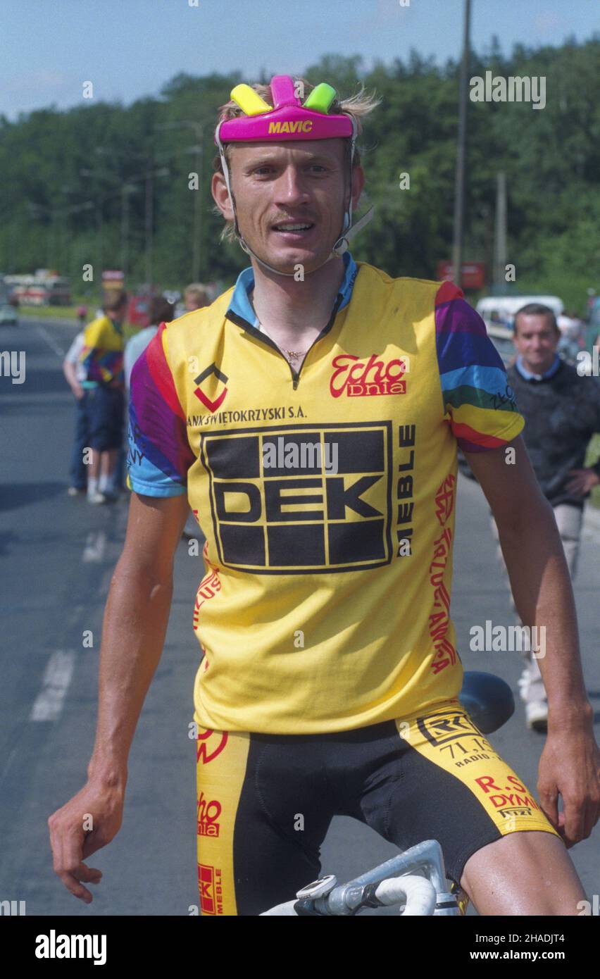 Jelenia Góra 07.08.1993. Zbigniew Pi¹tek - polski kolarz szosowy, specjalista w szosowym kolarstwie górskim, wielokrotny mistrz polski, Triumfator Tour de Poulogne (1987), olimpijczyk z Barcelony (1992). NZ. Zbigniew Pi¹tek po zdobyciu pierwszego miejsca w Górskich Mistrzostwach polski w kolarstwie szosowym. mta PAP/Adam Hawa³ej Jelenia Gora 7 agosto 1993. Zbigniew Piatek, un ciclista polacco specializzato in mountain bike, ha vinto in numerose occasioni i titoli campione polacchi e Tour de Poulogne (nel 1987), 55th ai Giochi Olimpici di Barcellona del 1992. Nella foto: Zbigniew Piatek Foto Stock