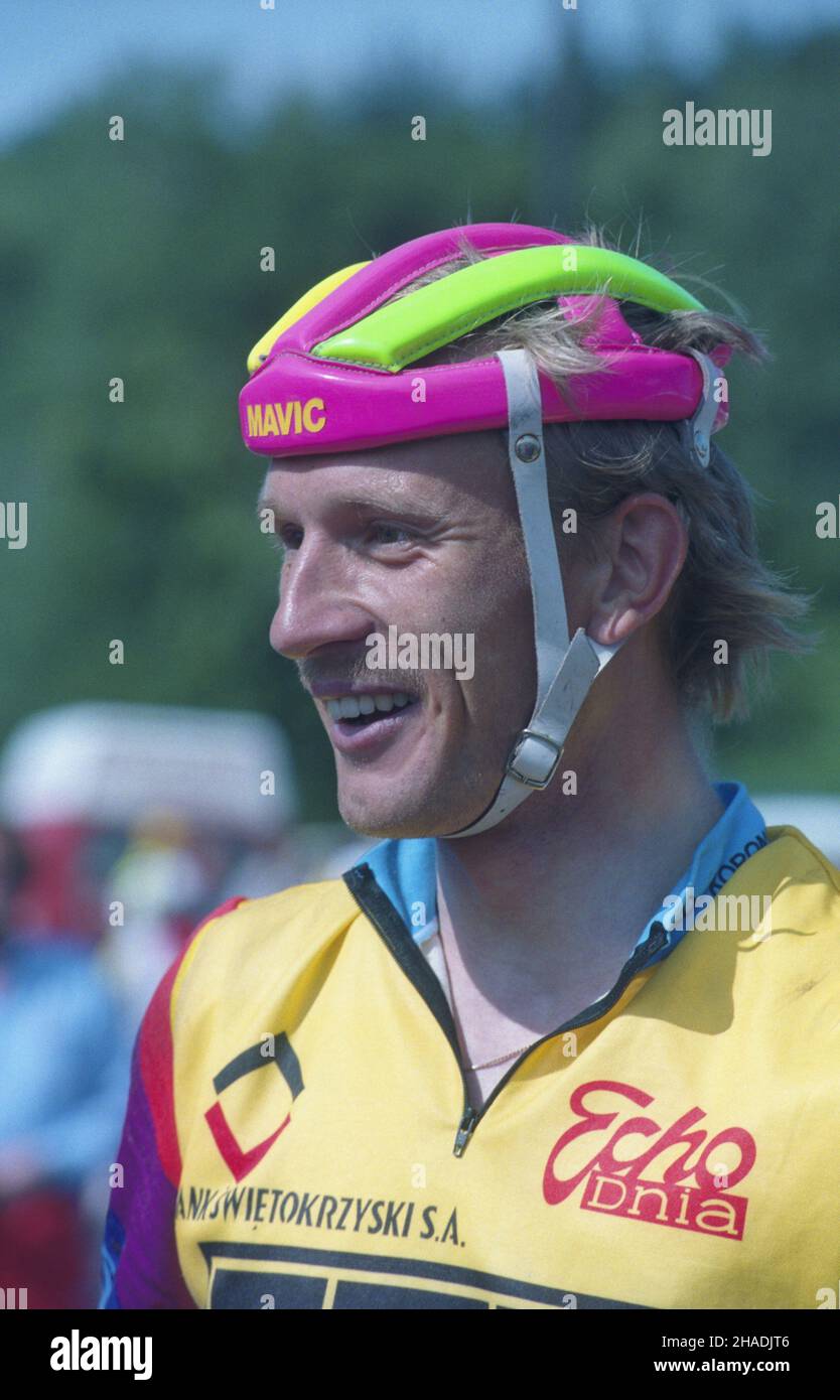 Jelenia Góra 07.08.1993. Zbigniew Pi¹tek - polski kolarz szosowy, specjalista w szosowym kolarstwie górskim, wielokrotny mistrz polski, Triumfator Tour de Poulogne (1987), olimpijczyk z Barcelony (1992). NZ. Zbigniew Pi¹tek po zdobyciu pierwszego miejsca w Górskich Mistrzostwach polski w kolarstwie szosowym. mta PAP/Adam Hawa³ej Jelenia Gora 7 agosto 1993. Zbigniew Piatek, un ciclista polacco specializzato in mountain bike, ha vinto in numerose occasioni i titoli campione polacchi e Tour de Poulogne (nel 1987), 55th ai Giochi Olimpici di Barcellona del 1992. Nella foto: Zbigniew Piatek Foto Stock