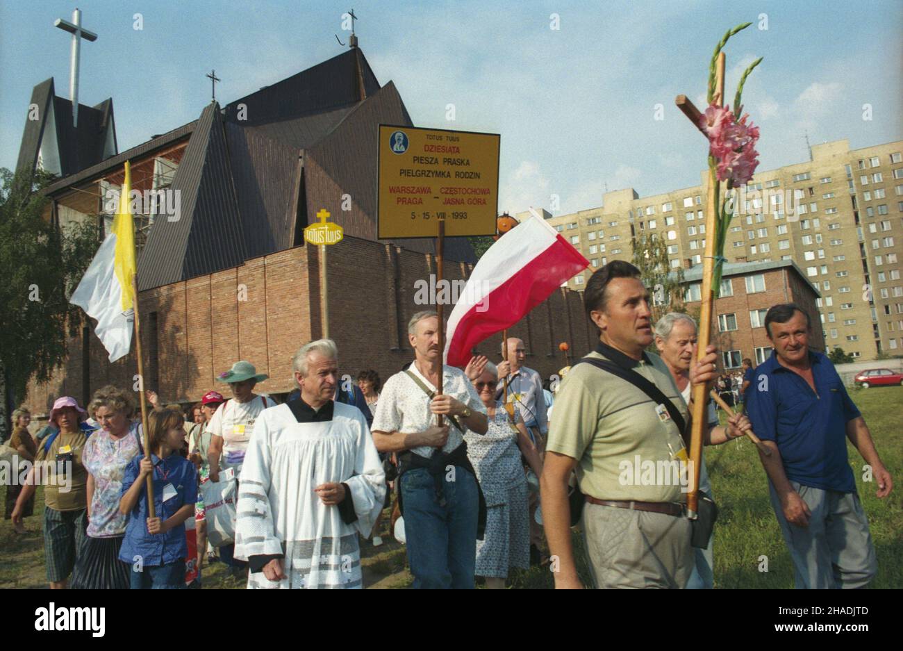 Warszawa 05.08.1993. Dziesi¹ta Piesza Praska Pielgrzymka Rodzin do sanktuarium Najœwiêtszej Maryi Panny Jasnogórskiej w Czêstochowie. Wymarsz uczestników pielgrzymki spod sanktuarium matki Boskiej Ostrobramskiej na warszawskiej Pradze. mta PAP/Adam Urbanek Varsavia 5 agosto 1993. Il pellegrinaggio delle famiglie di Praga del 10th nel santuario più venerato della Polonia a Jasna Gora a Czestochowa. Nella foto: I partecipanti al pellegrinaggio partitero dal santuario di Madre di Dio di Ostra Brama nel quartiere di Praga di Varsavia. mta PAP/Adam Urbanek Foto Stock