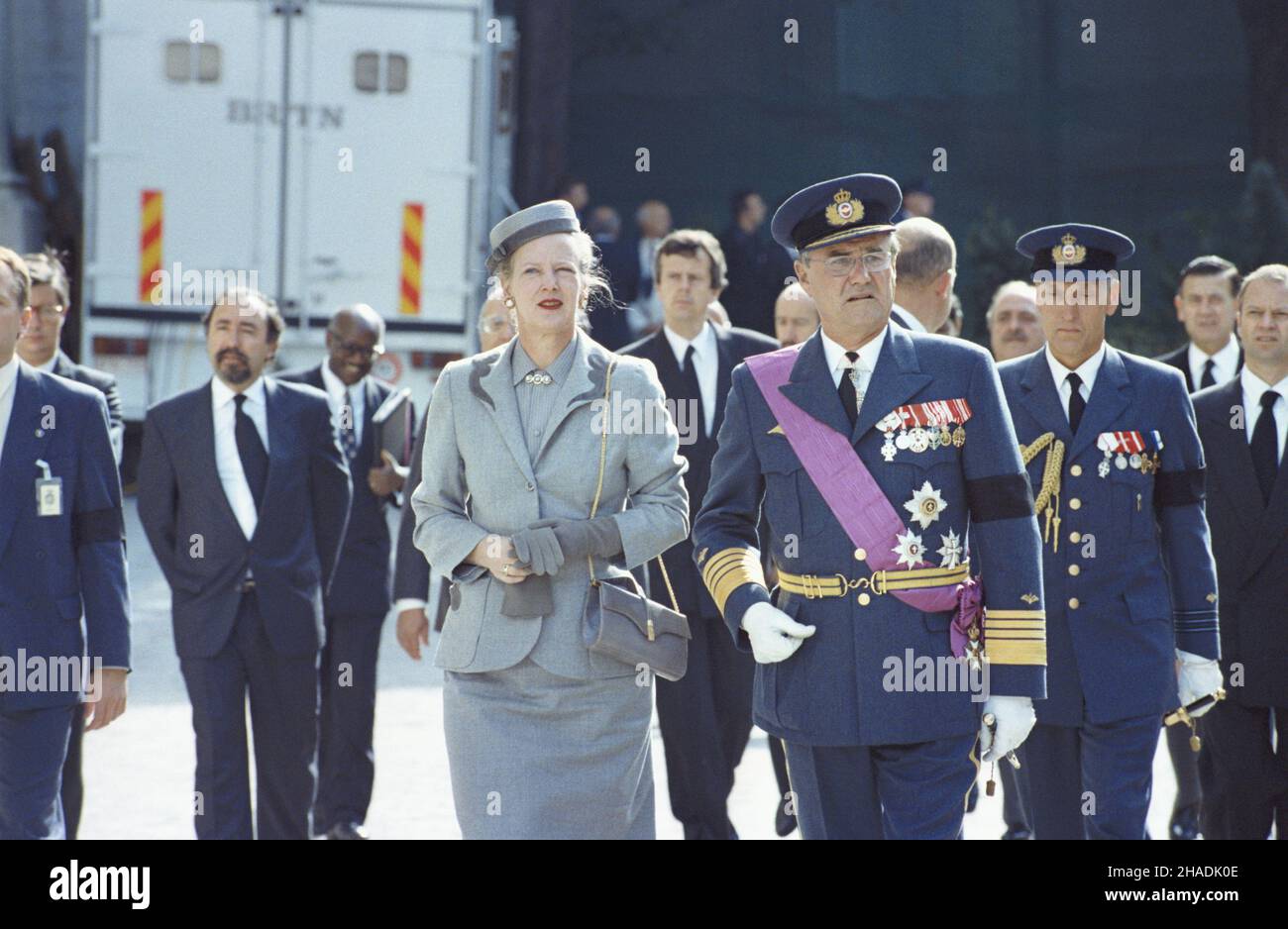 Belga Bruksela 08.08.1993. Uroczystoœci pogrzebowe króla Belgów Baldwina i Koburga. Polskiej delegacji na pogrzeb monarchy w Brukseli przewodniczy prezydent RP Lech Wa³êsa. NZ. cz³onkowie delegacji Królestwa Danii na czele z królow¹ Danii Ma³gorzat¹ II (C) przed katedr¹ w Brukseli, obok królowej ksi¹¿ê Danii Henryk. mta PAP/Janusz Mazur Belgio Bruxelles 8 agosto 1993. Cerimonie funebri per Baudouin, re dei belgi. La delegazione polacca ai funerali è guidata dal presidente Lech Walesa. Nella foto: Membri della delegazione danese con la regina Margrethe II (C) di fronte al cavathe di Bruxelles Foto Stock