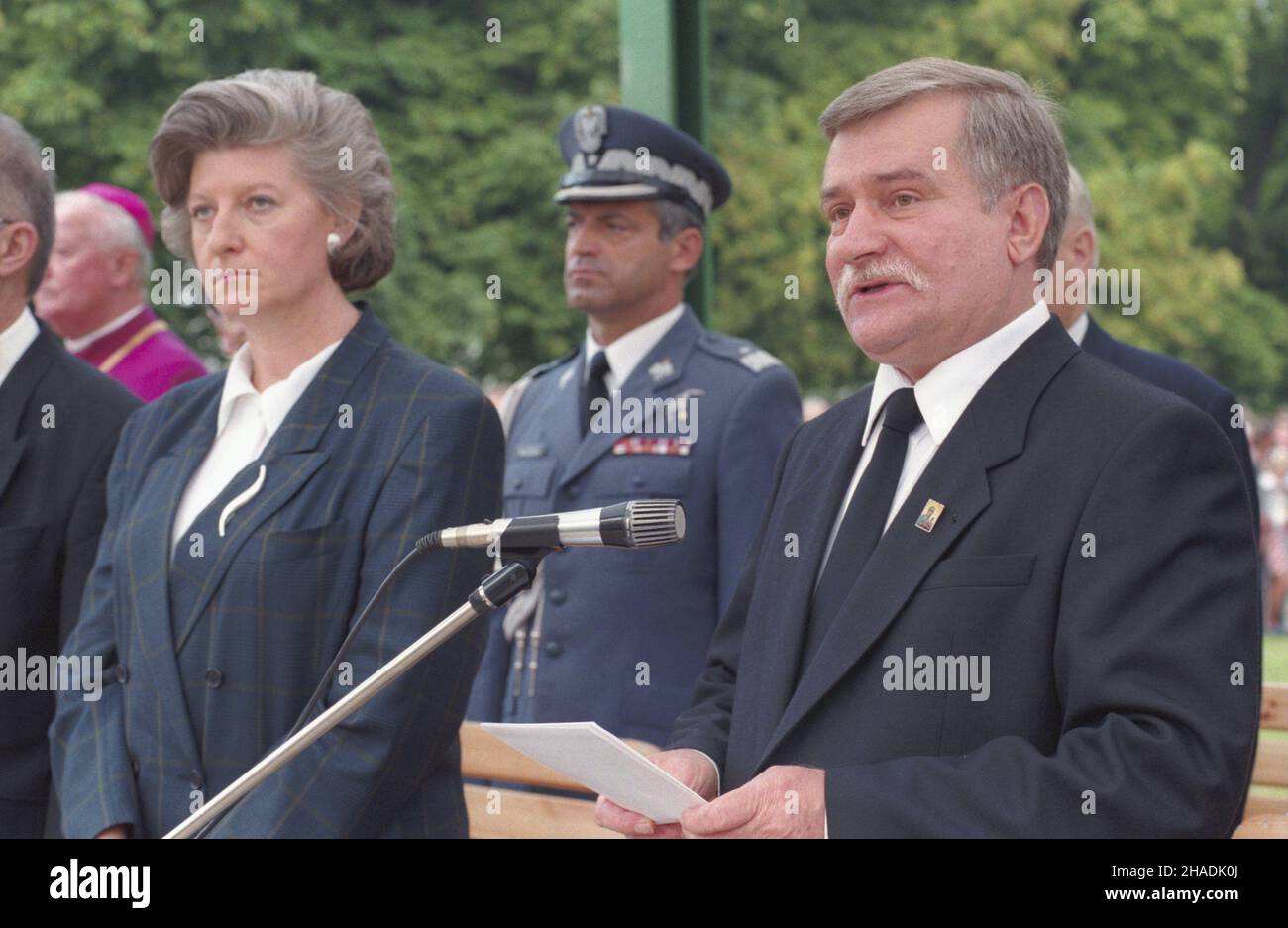 Rogalin 09.08.1993. Uroczystoœci pogrzebowe prezydenta RP na uchodŸstwie Edwarda Bernarda Raczyñskiego, zmar³ego 30.07.1993 r. w Londynie, odby³y siê w Poznaniu w dniu 8 sierpnia (Msza œwiêta pogrzebowa ) i w Rogalinie w dniu 9 sierpnia (pogrzeb). NZ. uroczystoœæ na dziedziñcu pa³acu Raczyñskich; przemawia prezydent RP Lech Wa³êsa, z lewej Premier Hanna Suchocka. mta PAP/Janusz Mazur Rogalin 9 agosto 1993. Le cerimonie funebri per il presidente polacco in esilio Edward Bernard Raczynski, morto a Londra il 30,1993 luglio, si sono tenute a Poznan il 8 agosto (Messa di Requiem) e a Rogalin su Au Foto Stock