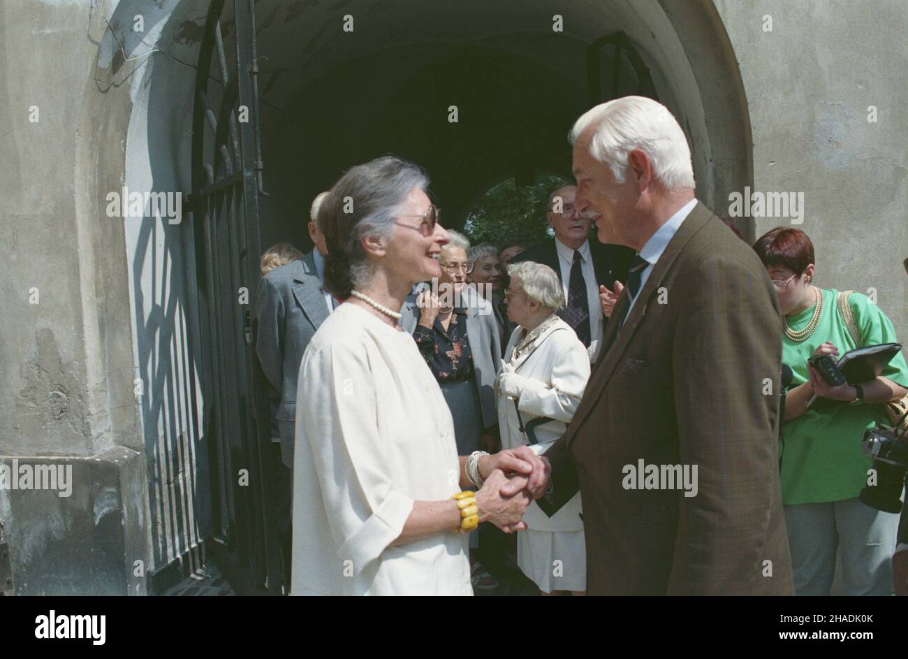 Warszawa 09.08.1993. Uroczystoœæ ods³oniêcia tablicy na œcianie domu, w którym mieszka³ pisarz i publicysta Edmund Jan Osmañczyk (plac Zamkowy 8). Redaktor Jolanta Klimowicz-Osmañczyk, ¿ona Edmunda Osmañczyka i prezydent Warszawy Stanis³aw Wyganowski (P). mta PAP/Adam Urbanek Varsavia 9 agosto 1993. Una cerimonia per svelare una targa per commemorare Edmund Jan Osmanczyk scrittore e editorialista. La targa fu posta nel luogo di residenza di Osmanczyk (Piazza Zamkowy 8). Nella foto: Jolanta Klimowicz-Osmanczyk, moglie di Edmund Osmanczyk e sindaco di Varsavia Stanislaw Wyganowski (R). mta PAP/Adam Ur Foto Stock