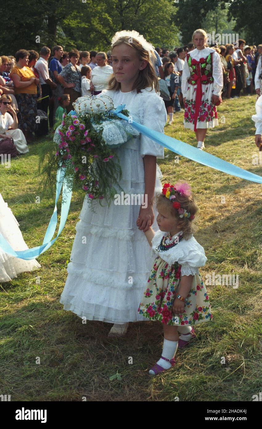 Kalwaria Zebrzydowska 13.08.1993. Misterium Wniebowziêcia matki Boskiej w sanktuarium pasyjno-maryjnym oo. Bernardynów, odbywa siê corocznie w dniach 13-15 sierpnia. W procesjach, po kalwaryjskich Dró¿kach matki Boskiej, bior¹ udzia³ wielotysiêczne rzesze pielgrzymów. NZ. pierwszy dzieñ Materium - Procesja Zaœniêcia NMP. mta PAP/Jacek Bednarczyk Kalwaria Zebrzydowska 13 agosto 1993. Il Mistero dell'Assunzione presso il Santuario di Santa Maria Bernardina, che si svolge ogni anno dal 13 al 15 agosto con migliaia di pellegrini che partecipano alle processioni lungo i sentieri di Santa Maria. Nella foto: Il primo giorno dei Mysteri Foto Stock