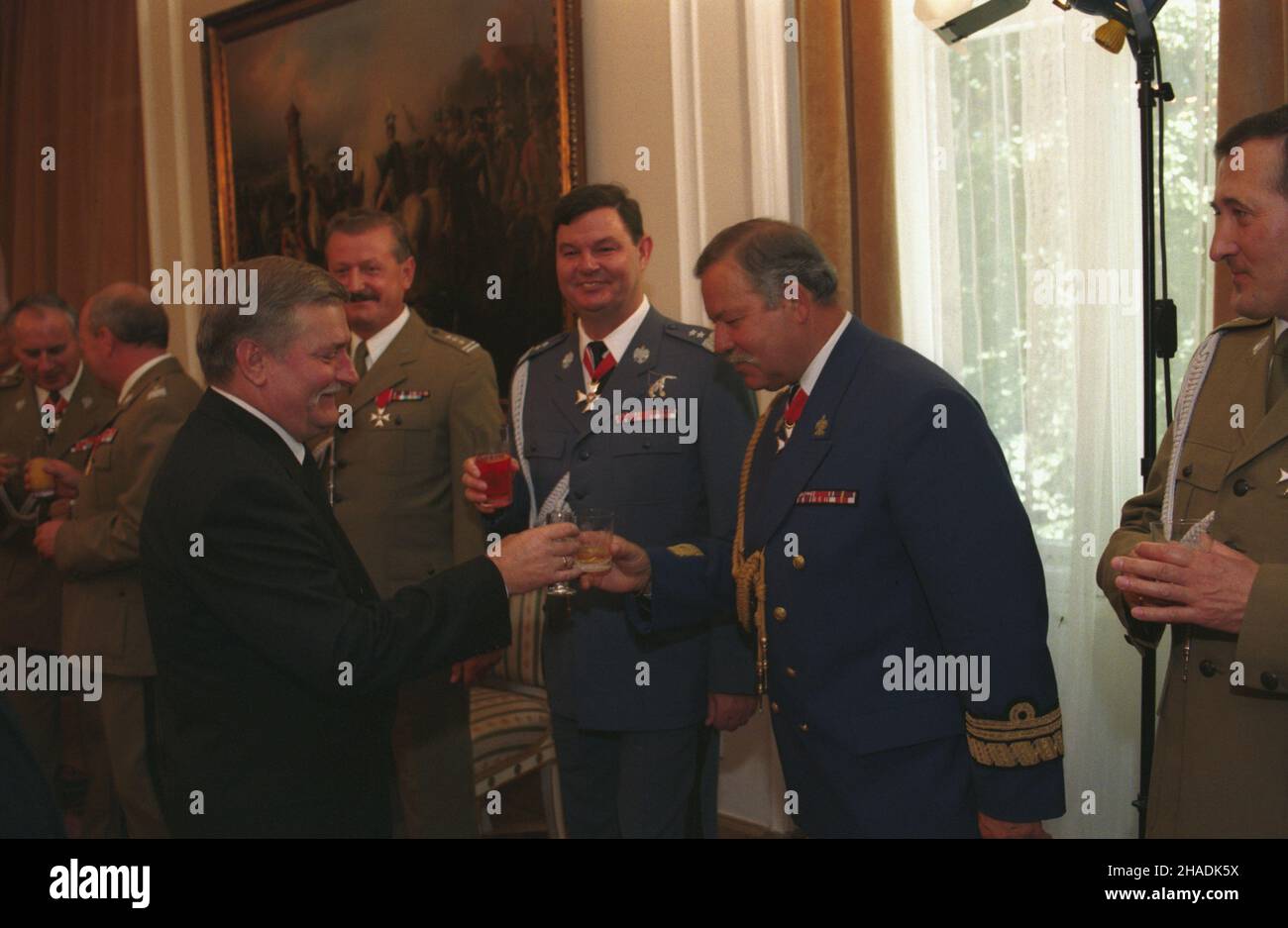 Warszawa 15.08.1993. Odznaczenia pañstwowe dla genera³ów i wy¿szych oficerów z okazji Œwiêta Wojska Polskiego, uroczystoœæ z udzia³em prezydenta RP Lecha Wa³êsy odby³a siê w Pa³acu Belwederskim. m.in.: Lech Wa³êsa (L), dowódca Marynarki Wojennej wiceadmira³ Romuald Waga (2P), dowódca Wojsk Lotniczych i Obrony Podietrznej genera³ dywizji Jerzy Gotowa³a (3P). mta PAP/Janusz Mazur Varsavia 15 agosto 1993. Distinzioni di Stato per generali e alti ufficiali durante la Giornata dell'Esercito Polacco, la cerimonia alla presenza del Presidente della Polonia Lech Walesa si è svolta presso il Palazzo Belvedere. Raffigurato tra gli altri: Foto Stock