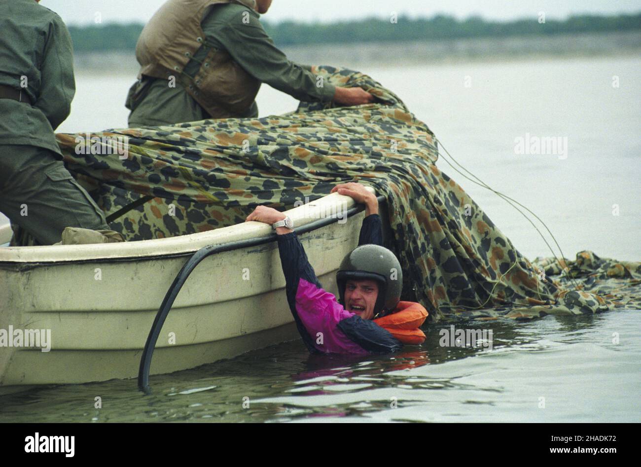 Otmuchów 20.08.1993. Æwiczenia wojskowe pododdzia³ów do dzia³añ specjalnych Œl¹skiego Okrêgu Wojskowego, w ramach letniego zgrupowania. NZ. Skoki spadochronowe na Jeziorze Otmuchowskim (Zbiornik Otmuchów). mta PAP/Adam Hawa³ej Otmuchow 20 agosto 1993. Le subunità del Distretto militare Slesiano per compiti speciali conducono esercizi militari. Nella foto: Il paracadute salta sul lago Otmuchowskie. mta PAP/Adam Hawalej Foto Stock