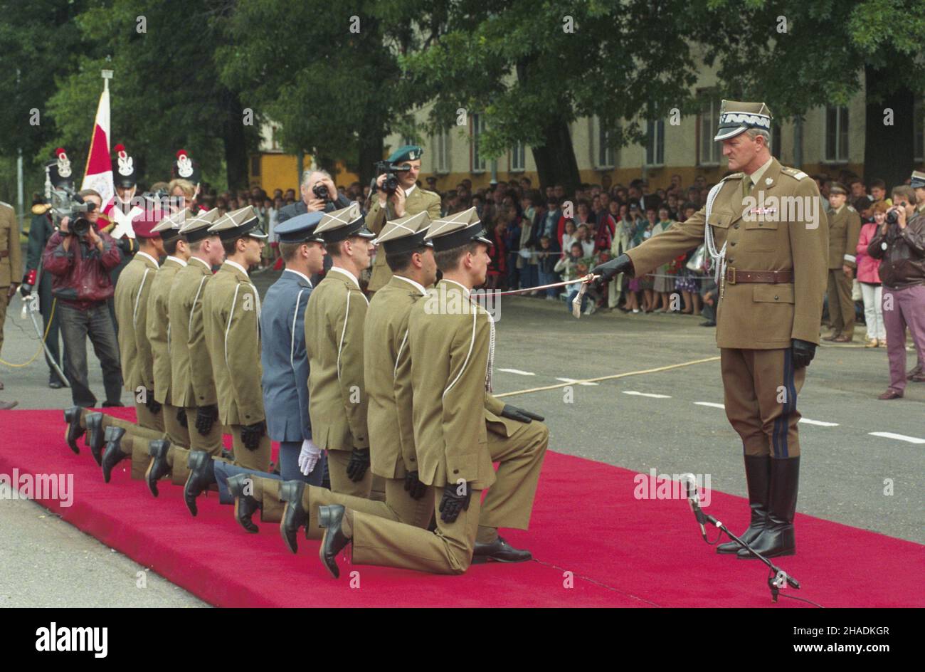 Wroc³aw 28.08.1993. Uroczystoœæ wrêczenia pierwszego stopnia oficerskiego absolwentom Wy¿szej Szko³y Oficerskiej in¿ynierii Wojskowej im. gen. Jakuba Jasiñskiego (WSOIW). Zef Sztabu Generalnego Wojska Polskiego genera³ broni Tadeusz Wilecki (P) dokonuje promocji. mta PAP/Adam Hawa³ej Breslavia 28 agosto 1993. Una cerimonia di promozione ufficiale presso il General Jakub Jasinski College of Military Engineering (WSOIW). Nella foto: Capo dello Stato maggiore dell'Esercito Polacco, generale Tadeusz Wilecki (R), promotori ufficiali. mta PAP/Adam Hawalej Foto Stock