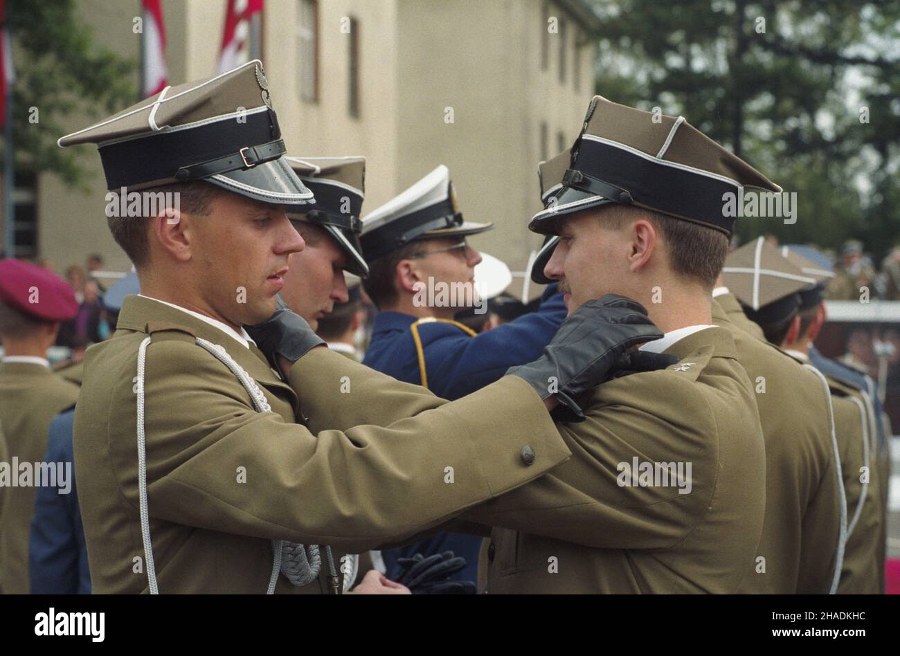 Wroc³aw 28.08.1993. Uroczystoœæ wrêczenia pierwszego stopnia oficerskiego absolwentom Wy¿szej Szko³y Oficerskiej in¿ynierii Wojskowej im. gen. Jakuba Jasiñskiego (WSOIW). NZ. Nowo mianowani oficerowie. mta PAP/Adam Hawa³ej Breslavia 28 agosto 1993. Una cerimonia di promozione ufficiale presso il General Jakub Jasinski College of Military Engineering (WSOIW). Nella foto: Nuovi ufficiali promossi. mta PAP/Adam Hawalej Foto Stock