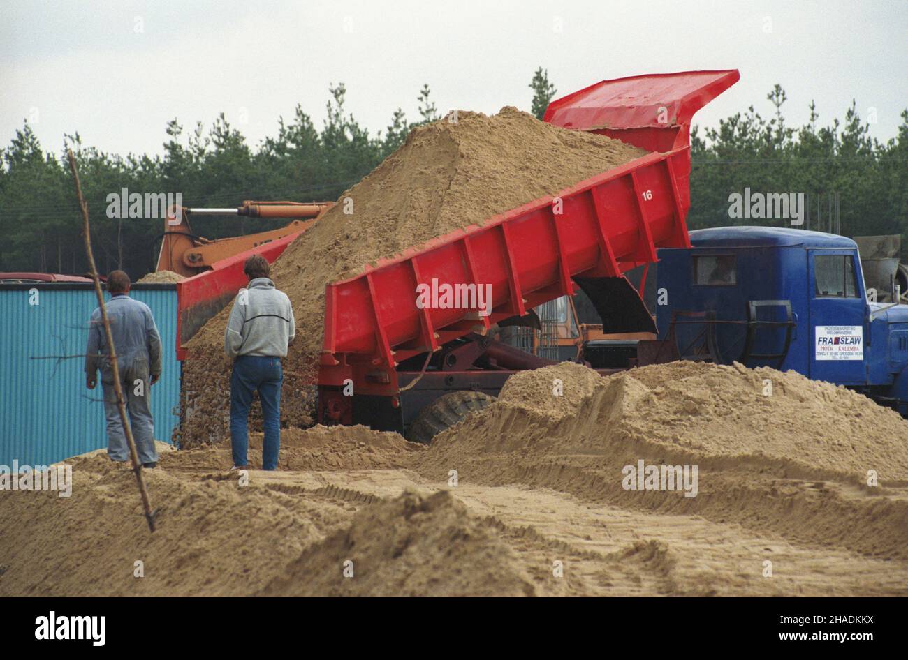 Zielona Góra 09,1993. Budowa odcinka drogi krajowej nr 3, obwodnicy miasta. NZ. zagêszczanie nawierzchni pod budowany wêze³ pó³nocny. js PAP/Ryszard Janowski Zielona Gora 1993 settembre. Costruzione della circonvallazione di Zielona Gora. Nella foto: Ispessimento della superficie. js PAP/Ryszard Janowski Foto Stock