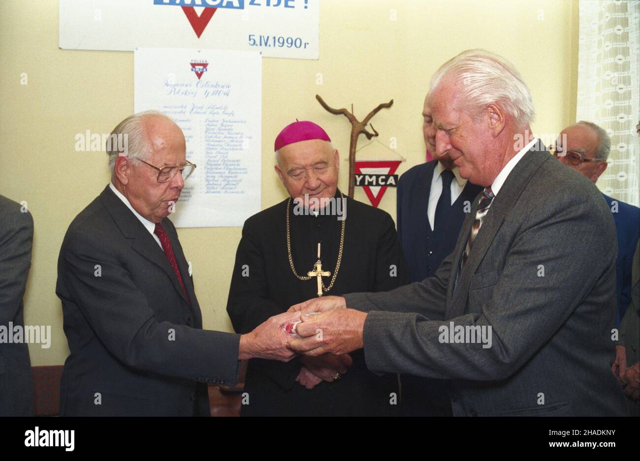 Warszawa 03.09.1993. Siedziba Zwi¹zku M³odzie¿y Chrzeœcijañskiej Polska YMCA przy ulicy Marii Konopnickiej. Uroczystoœæ nadania tytu³u honorowego cz³onka duñskiemu pastorowi Chrystianowi Chrystianowi. Pastor Chrystiansen (L), ekumenista biskup W³adys³aw Mizio³ek (C), prezes Polska YMCA Jerzy kieli (P). mta PAP/Zbigniew Matuszewski Varsavia 3 settembre 1993. Sede dell'Associazione Giovanile Cristiano - YMCA Polacca in via Marii Konopnickiej. Una cerimonia per assegnare un titolo di membro onorario al Pastore danese Chrystian Chrystiansen. Nella foto: Pastore Chrystiansen (L), ecumenista, Vescovo Foto Stock