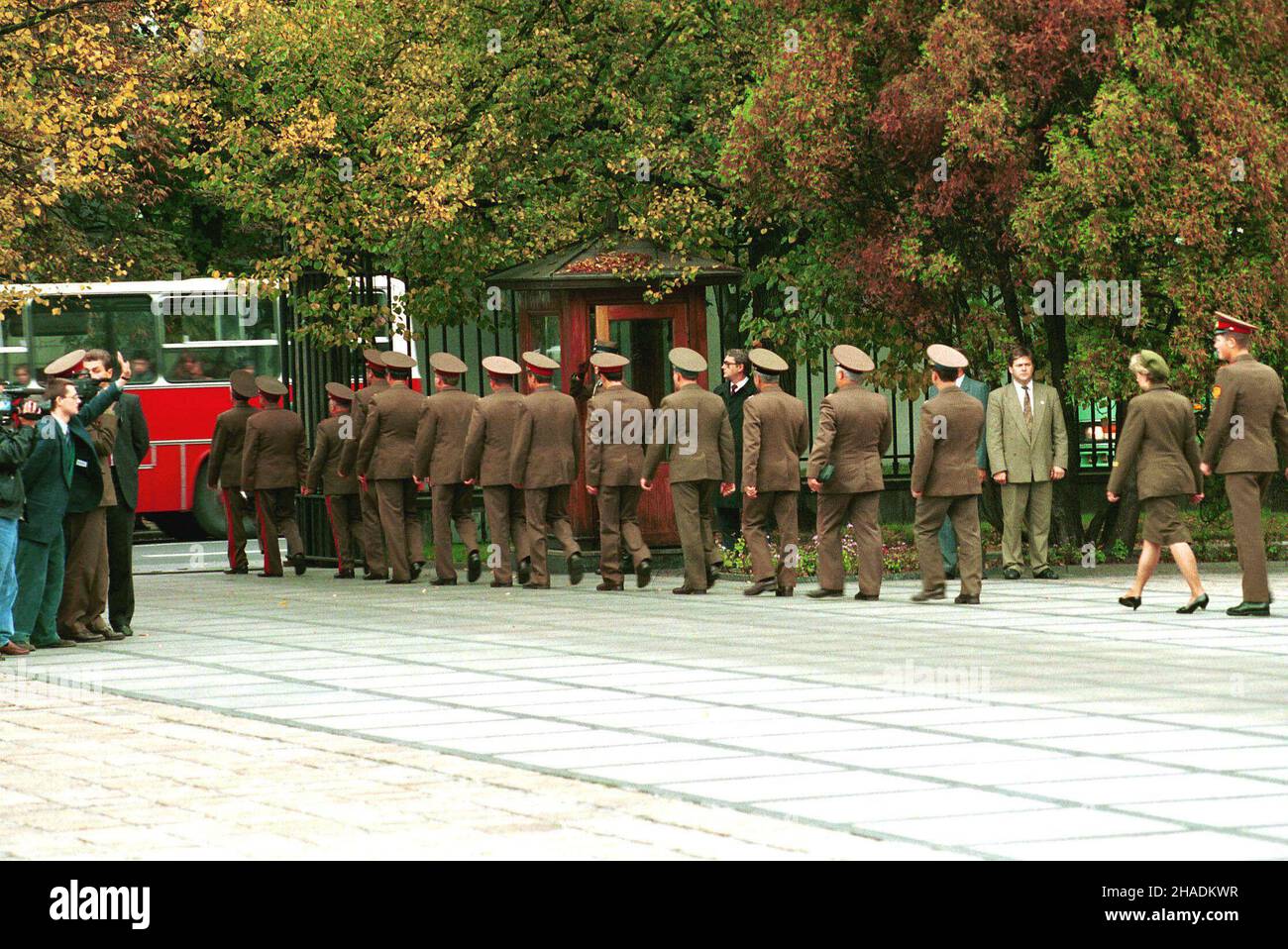 Warszawa, 17.09.1993. Uroczystoœci zwi¹zane z wycofaniem wojsk rosyjskich z terytorium Rzeczypospolitej Polskiej. NZ. ¿o³nierze opuszczaj¹ dziedziniec Belwederu po cerimonii. (kru) PAP/Janusz Mazur Varsavia, 17.09.1993. Cerimonia di invio del gruppo settentrionale delle forze, la formazione militare dell'esercito sovietico, di stanza in Polonia, Belweder a Varsavia. (kru) PAP/Janusz Mazur Foto Stock