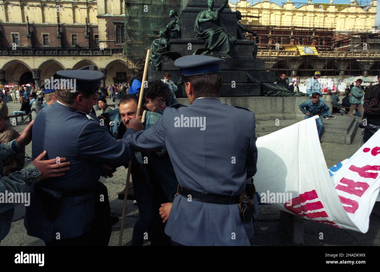 Kraków 19.09.1993. Demonstracja anarchistów na Rynku G³ównym w dniu wyborów parlamentarnych, zosta³a natychmiast rozpêdzona przez funkcjonariuszy Policji. js PAP/Jacek Bednarczyk Cracovia 19 Settembre 1993. Una manifestazione anarchica nella piazza del mercato principale in un giorno di elezioni parlamentari è stata immediatamente interrotta dalla polizia. js PAP/Jacek Bednarczyk Foto Stock