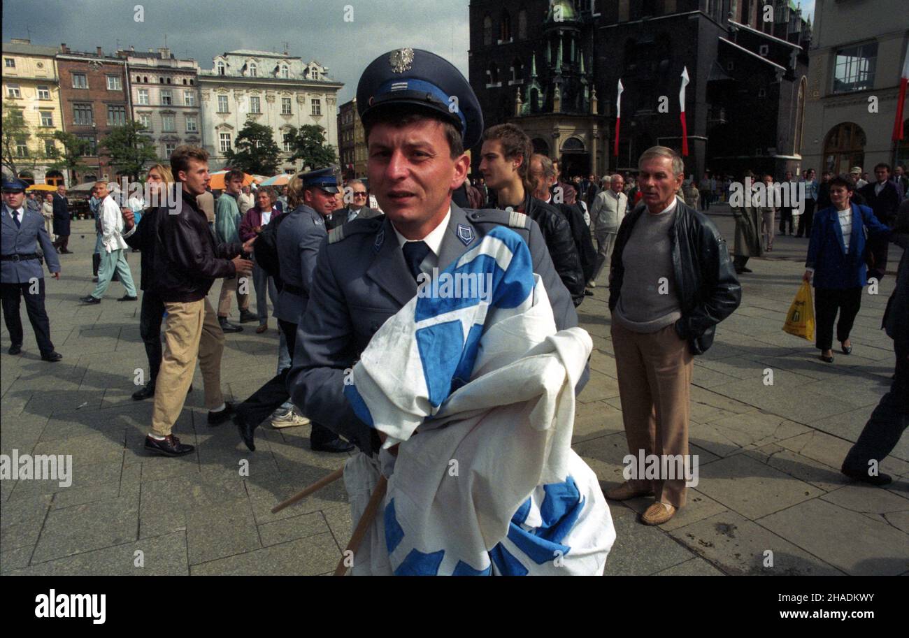 Kraków 19.09.1993. Demonstracja anarchistów na Rynku G³ównym w dniu wyborów parlamentarnych, zosta³a natychmiast rozpêdzona przez funkcjonariuszy Policji. js PAP/Jacek Bednarczyk Cracovia 19 Settembre 1993. Una manifestazione anarchica nella piazza del mercato principale in un giorno di elezioni parlamentari è stata immediatamente interrotta dalla polizia. js PAP/Jacek Bednarczyk Foto Stock