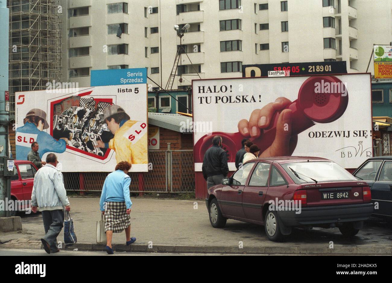 Warszawa 05.09.1993. Kampania wyborcza przed jesiennymi wyborami parlamentarnymi. NZ. Plakaty BBWR (Bezpartyjny Blok Wspierania riforma) i SLD (Sojusz Lewicy Demokratycznej) przy skrzy¿owaniu ulic Pu³awskiej i Wa³brzyskiej w dzielnicy Mokotów. mta PAP/Andrzej Rybczyñski Varsavia 5 settembre 1993. Una campagna elettorale prima delle elezioni parlamentari autunnali. Nella foto: Poster della non-Party Reform Bloc e della Democratic Left Alliance sull'incrocio tra le strade di Pulawska e Walbrzyska nel distretto di Mokotow. mta PAP/Andrzej Rybczynski Foto Stock