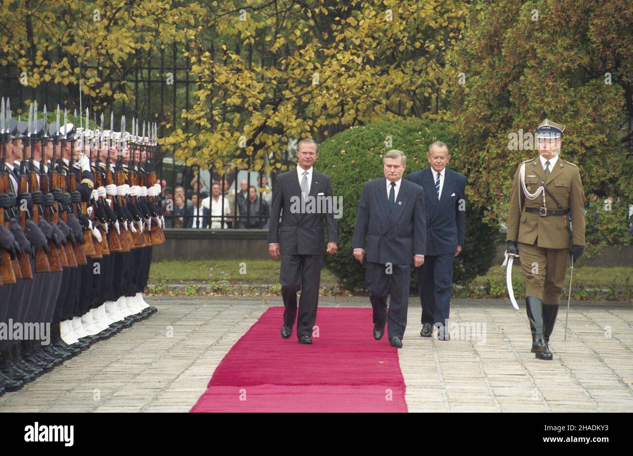 Warszawa 24.09.1993. Oficjalna wizyta króla Szwecji Karola XVI Gustawa. Ceremonia po¿egnania na dziedziñcu Belwederu. protoko³u. Szef polskiego Œwitkowski dyplomatycznego Janusz 2P (Król), 1L Karol XVI Gustaw (Wa³êsa), prezydent RP Lech 2L (Kompani¹ Reprezentacyjn¹) przed Wojska Polskiego. js PAP/Janusz Mazur Varsavia 24 settembre 1993. Il re svedese Carl XVI Gustaf effettua una visita ufficiale in Polonia. Nella foto: Il capo del protocollo diplomatico polacco Janusz Switkowski (2R), il re Carl XVI Gustaf (1L), il presidente polacco Lech Walesa (2L) passano davanti ad una guardia d'onore durante la cerimonia di addio del re Foto Stock