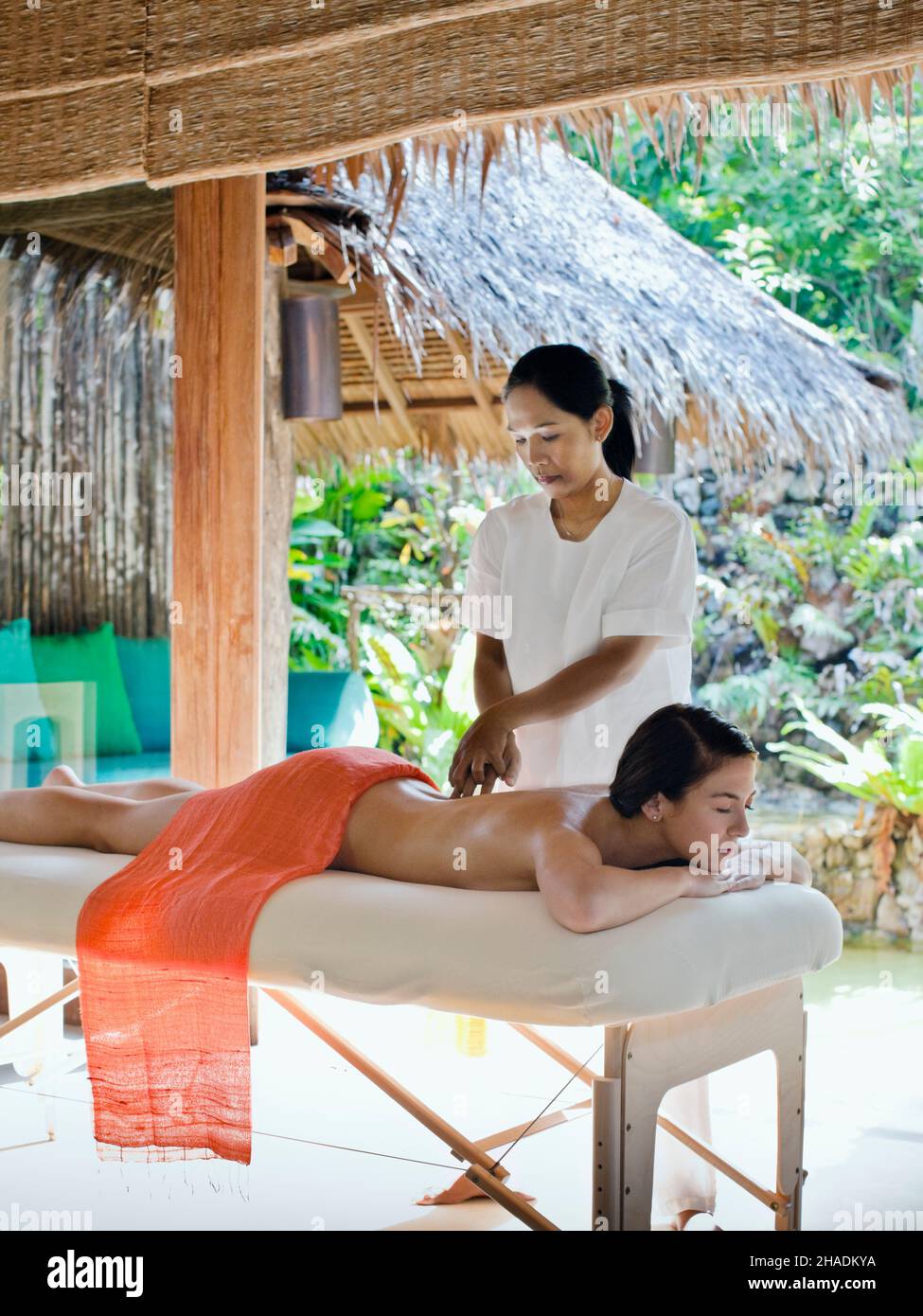 Una donna riceve un Massaggio di fusione al Six Senses Spa. Il Massaggio Fusion è un trattamento di 80 minuti che combina la terapia svedese, tailandese e aromana Foto Stock