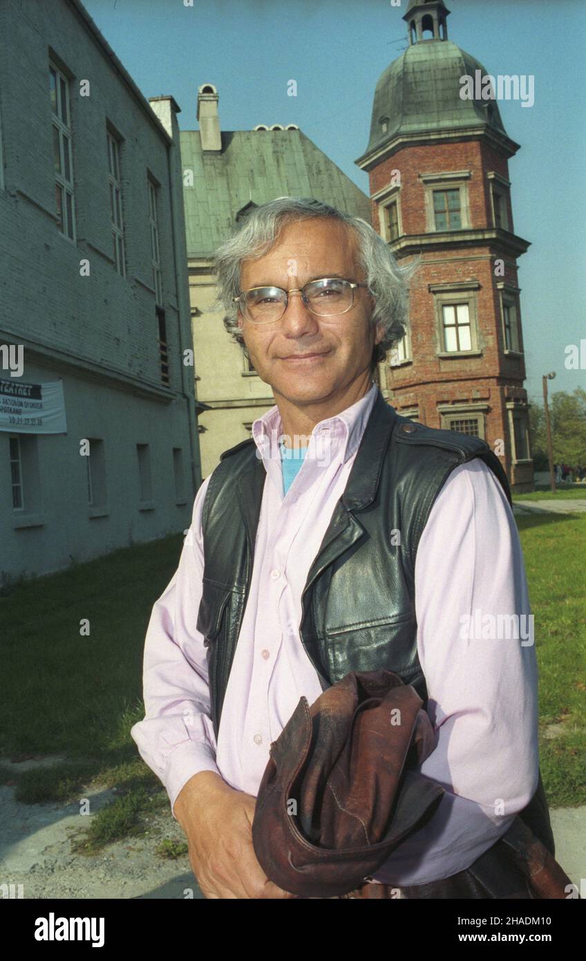 Warszawa 25.09.1993. Wizyta w Polsce teatru Odin z Danii (Odin Teatret). NZ. Re¿yser i za³o¿yciel teatru Eugenio Barba przed Zamkiem Ujazdowskim. js PAP/Andrzej Rybczyñski Varsavia 25 settembre 1993. La troupe teatrale Odin Teatret dalla Danimarca visita la Polonia. Nella foto: Odin Teatret fondatore e sceneggiatore Eugenio Barba di fronte al Castello di Ujazdow. js PAP/Andrzej Rybczynski Foto Stock