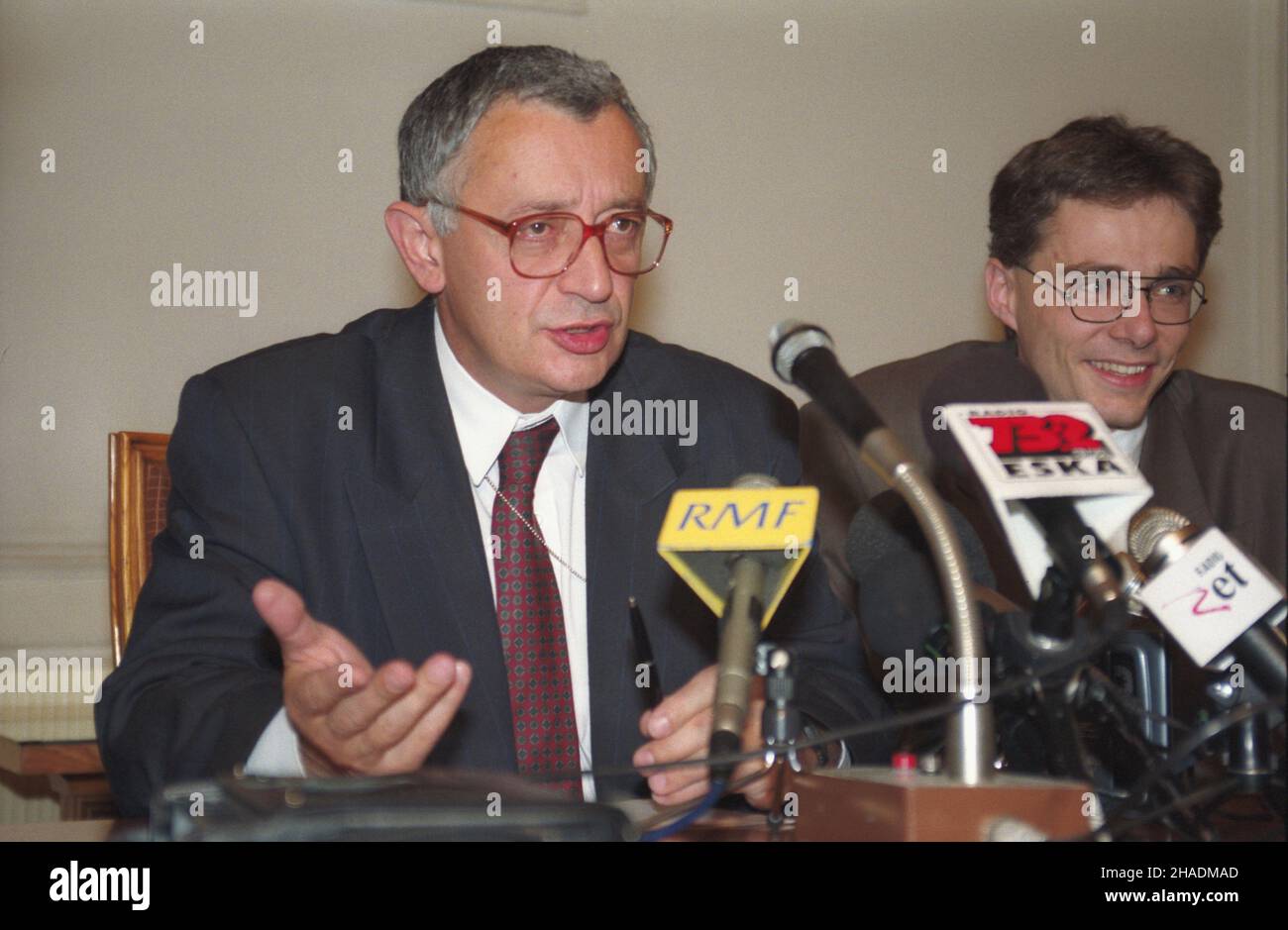 Warszawa 04.10.1993. Konferencja prasowa w Ministerstwie Finansów (MF) przy ulicy Œwiêtokrzyskiej. ministro finansów w rz¹dzie Hanny Suchockiej Jerzy Osiatyñski (L), rzecznik prasowy MF Krzysztof Jakubiak (P), js PAP/Adam Urbanek Varsavia 4 ottobre 1993. Conferenza stampa presso il ministero delle finanze su via Swietokrzyska. Nella foto: Ministro delle finanze nel governo di Hanna Suchocka Jerzy Osiatynski (L), portavoce del ministero delle finanze Krzysztof Jakubiak (R). js PAP/Adam Urbanek Foto Stock