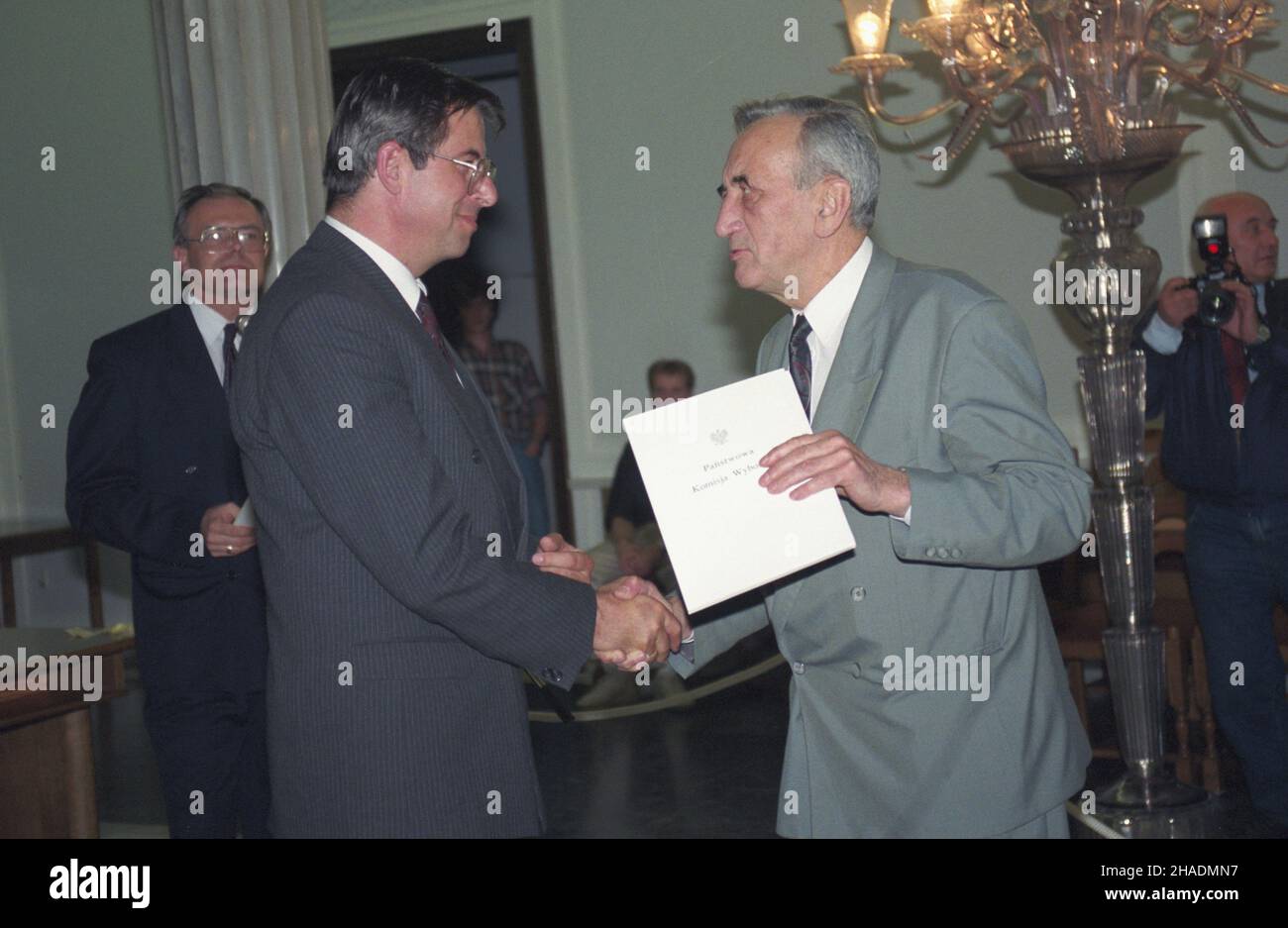 Warszawa 13.10.1993. Uroczystoœæ w sali Kolumnowej Sejmu wrêczenia pose³om II kadencji zaœwiadczeñ o wyborze od Pañstwowej Komisji Wyborczej (PKW). NZ. przewodnicz¹cy PKW Andrzej Zoll (L), pose³ Tadeusz Mazowiecki (P). uu PAP/Adam Urbanek Varsavia 13 ottobre 1993. I deputati della terna del 2nd ricevono certificati elettorali rilasciati dalla Commissione elettorale di Stato (PKW) presso la Sejm Column Hall. Nella foto: Il presidente del PKW Andrzej Zoll (a sinistra) consegna il certificato al vice Tadeusz Mazowiecki (a destra). uu PAP/Adam Urbanek Foto Stock