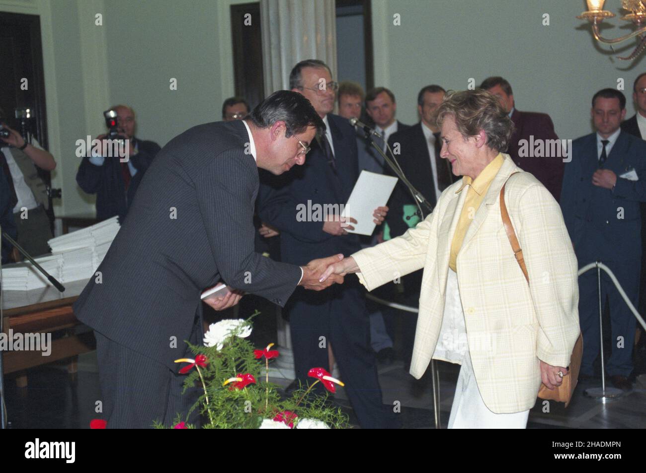 Warszawa 13.10.1993. Uroczystoœæ w sali Kolumnowej Sejmu wrêczenia pose³om II kadencji zaœwiadczeñ o wyborze od Pañstwowej Komisji Wyborczej (PKW). NZ. przewodnicz¹cy PKW Andrzej Zoll (L), pose³ Olga Krzy¿anowska (P). uu PAP/Adam Urbanek Varsavia 13 ottobre 1993. I deputati della terna del 2nd ricevono certificati elettorali rilasciati dalla Commissione elettorale di Stato (PKW) presso la Sejm Column Hall. Nella foto: Il presidente del PKW Andrzej Zoll (a sinistra) consegna il certificato al vice Olga Krzyzanowska (a destra). uu PAP/Adam Urbanek Foto Stock