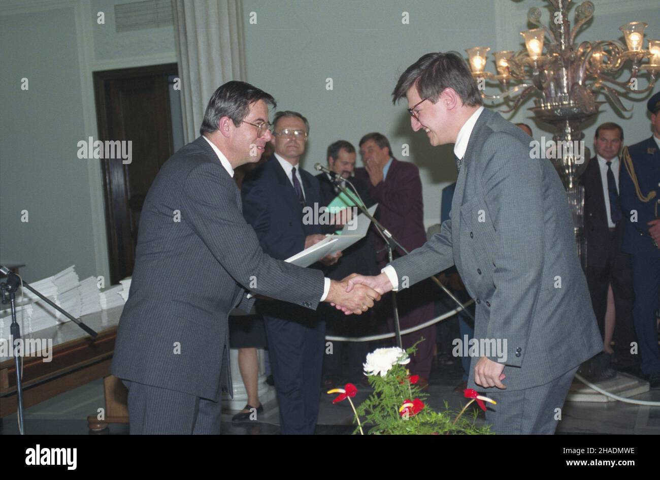 Warszawa 13.10.1993. Uroczystoœæ w sali Kolumnowej Sejmu wrêczenia pose³om II kadencji zaœwiadczeñ o wyborze od Pañstwowej Komisji Wyborczej (PKW). NZ. przewodnicz¹cy PKW Andrzej Zoll (L), pose³ Krzysztof Król (P). uu PAP/Adam Urbanek Varsavia 13 ottobre 1993. I deputati della terna del 2nd ricevono certificati elettorali rilasciati dalla Commissione elettorale di Stato (PKW) presso la Sejm Column Hall. Nella foto: Il presidente della PKW Andrzej Zoll (a sinistra) consegna il certificato al vice Krzysztof Krol (a destra). uu PAP/Adam Urbanek Foto Stock