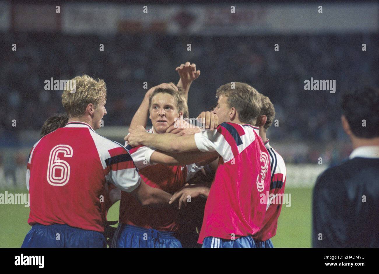 Poznañ 13.10.1993. Mecz pi³ki no¿nej Polska-Norwegia na Stadionie Miejskim w ramach eliminacji do Mistrzostw Œwiata 1994 w Stanach Zjednoczonych. Polacy przegrali 0:3. W sk³adzie norweskim zagrali: Frode Grodas, Gunnar Halle (81 min. Jahn Ivar Jakobsen), Tore Pedersen, Rune Bratseh, Stig Inge Bjoernebyys, Jostein Flo, Erik Mykland, Hennig Berg, Kjetil Rekdal, Lars Bohinen, Jan Age Fjoertoft (72 min. Ronny Johnsen). Gole strzelili: Jostein Flo (61 min.), Jan Age Fjoertoft (63 min.) (nz. C), Ronny Johnsen (89 min.). uu PAP/Aleksander Dunin Kêplicz Poznan 13 ottobre 1993. Polonia-Norvegia Foto Stock