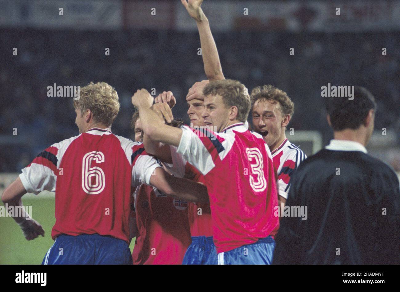 Poznañ 13.10.1993. Mecz pi³ki no¿nej Polska-Norwegia na Stadionie Miejskim w ramach eliminacji do Mistrzostw Œwiata 1994 w Stanach Zjednoczonych. Polacy przegrali 0:3. W sk³adzie norweskim zagrali: Frode Grodas, Gunnar Halle (81 min. Jahn Ivar Jakobsen), Tore Pedersen, Rune Bratseh, Stig Inge Bjoernebyys, Jostein Flo, Erik Mykland, Hennig Berg, Kjetil Rekdal, Lars Bohinen, Jan Age Fjoertoft (72 min. Ronny Johnsen). Gole strzelili: Jostein Flo (61 min.), Jan Age Fjoertoft (63 min.), Ronny Johnsen (89 min.). uu PAP/Aleksander Dunin Kêplicz Poznan 13 ottobre 1993. Polonia-Norvegia, il 1 Foto Stock