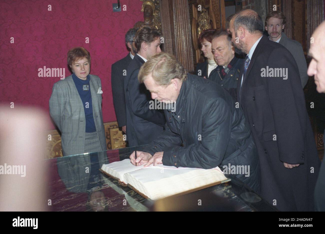 Gdañsk 22.10.1993. Prezydent Czech Vaclav Havel przebywa³ z wizyt¹ w Polsce 20-22 paŸdziernika. NZ.: Ratusz G³ównego Miasta, prezydent Vaclav Havel (C) wpisuje siê do ksiêgi pami¹tkowej wy³o¿onej w sali Czerwonej. mw PAP/Stefan Kraszewski Danzica 22 ottobre 1993. Il Presidente della Repubblica ceca Vaclav Havel ha effettuato una visita in Polonia il 20 e 22 ottobre. Nella foto: Municipio di Gdansk, il presidente Vaclav Havel (C) firma un libro per i visitatori. mw PAP/Stefan Kraszewski Foto Stock