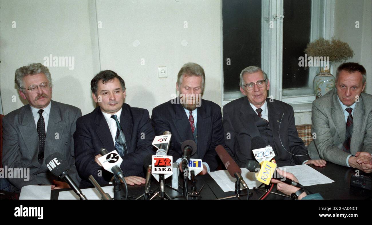 Warszawa, 1993-11-10. Siedziba Polskiego Stronnictha Ludowego - Porozumienia Ludowego. Podpisanie umowy koalicyjnej Porozumienia Centrum, Polskiego Stronnictha Ludowego - Porozumienia Ludowego i Zjednoczenia Chrzeœcijañsko - Narodowego. NZ. Romuald Szeremietiew (1L), Jaros³aw Kaczyñski, Gabriel Janowski, Wies³aw Chrzanowski i Stefan Niesio³owski. pp PAP/Andrzej Rybczyñski Foto Stock