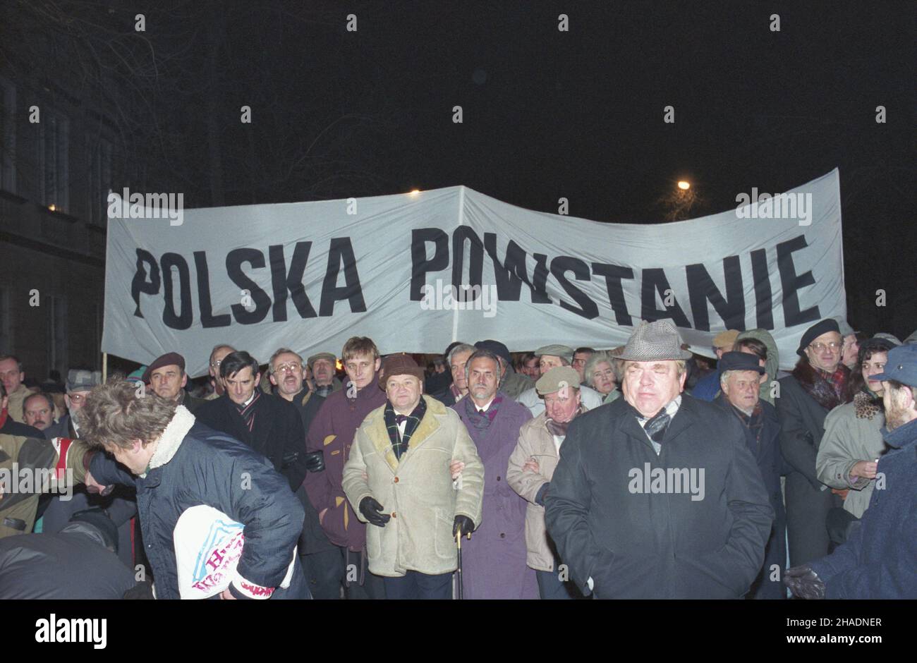 Warszawa 11.11.1993. Niezale¿ne obchody Narodowego Œwiêta Niepodleg³oœci w 75. rocznicê odzyskania niepodleg³oœci. Marsz zjednoczenia centroprawicy polskiej. Pochód ruszy³ w kierunku Grobu Nieznanego ¯o³nierza po mszy odprawionej w koœciele pw. Œwiêtego Krzy¿a na Krakowskim Przedmieœciu. m.in. senatore Zbigniew Romaszewski (L w berecie), pose³ Andrzej Smirnow (obok P), Wojciech Ziembiñski (w muszce, z lask¹), Zygmunt Wrzodak (za Ziembiñskim L), senatore Piotr Andrzejewski (C broda). mw PAP/Andrzej Rybczyñski Varsavia, 11 novembre 1993. Il centro-destra polacco celebra l'Indipendenza D. Foto Stock